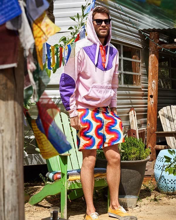 カーター・スミスのインスタグラム：「One more from this @gqaustralia shoot with @liamhemsworth because....... it’s Sunday? 🌈  Styling by @atvottero 🌈」
