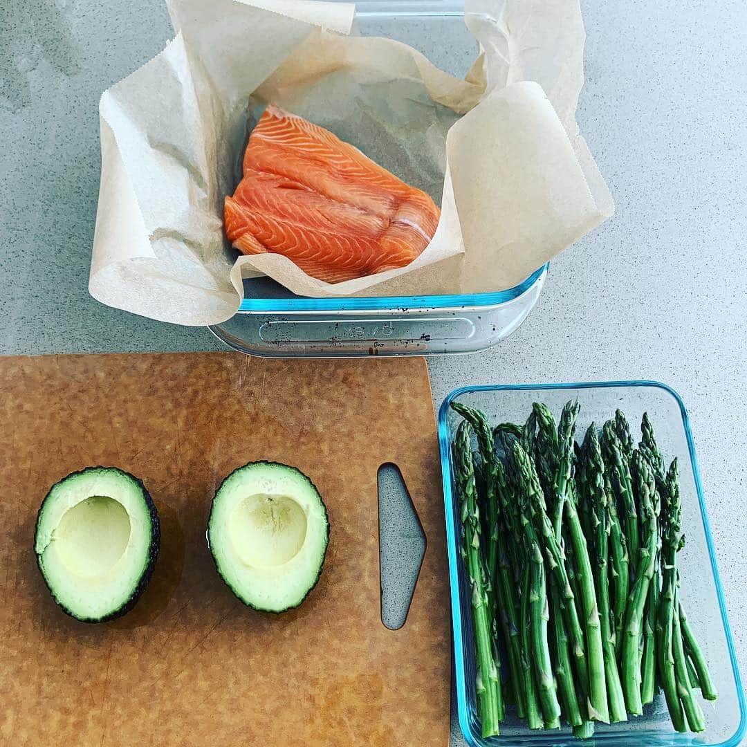 ニック・カーターさんのインスタグラム写真 - (ニック・カーターInstagram)「Getting ready to feed my little one. Who says we have to eat eggs and bacon in the morning?🤷🏼‍♂️. #healthyfood #children #fatherhood #cooking」5月5日 23時29分 - nickcarter