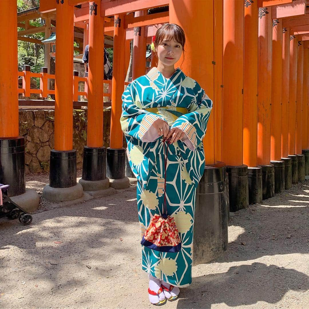 磯俣愛さんのインスタグラム写真 - (磯俣愛Instagram)「また行っちゃったやないか〜い 千本鳥居⛩⛩⛩ 緑の着物かわいかったぁ . . 着物は緑にして 帯は迷いに迷って黄色 小物は朱色をチョイスしたZ 一言で言うと、ベジタブル . . . #伏見稲荷#千本鳥居#伏見稲荷大社 #着物京都#浴衣京都#緑#着物#浴衣#緑浴衣#緑着物#緑振袖 #京都旅#京都巡り#咲く都#京都観光  #浴衣ヘア#浴衣ヘアアレンジ#着物ヘア#着物ヘアアレンジ  #レンタル着物#レンタル浴衣#浴衣レンタル#着物レンタル」5月5日 23時29分 - ai_isomata