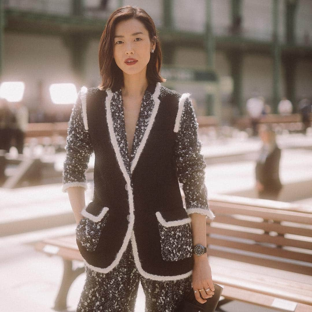 シャネルさんのインスタグラム写真 - (シャネルInstagram)「House ambassador Liu Wen joined fellow passengers at the #CHANELCruise show in Paris. #CHANEL @liuwenlw #LiuWen」5月5日 23時30分 - chanelofficial