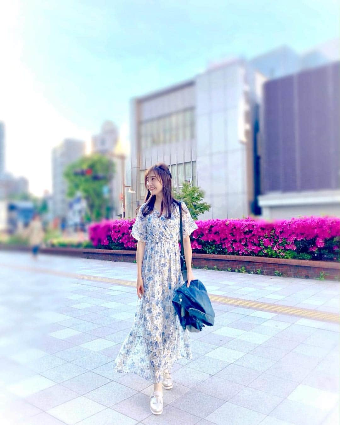 西村笑花さんのインスタグラム写真 - (西村笑花Instagram)「☀︎ ・ ・ みなさん素敵なGWをお過ごしですか〜？🌈✨ 私はたくさん行きたいごはん屋さんに行けて いっぱい食べたGWでした🐷💓 楽しかったなぁ🐷🍖🍤🍜🍣🍨☕️ そして最終日の今日から、 家族旅行で少し遅れたGWを過ごしてきます🌴✈︎ ・ #👗 ❤︎ #onepiece ‥ @eclin_official  #shoes ‥ @jellybeans_shoes #pierce ‥ @saki_felice  #springfashion #ootd #outfit #coordinate #instafashion #springday #jellybeans_shoes #ECLIN #春コーデ #エクラン #ハンドメイドピアス #ワンピースコーデ」5月6日 5時02分 - emika_nishimura