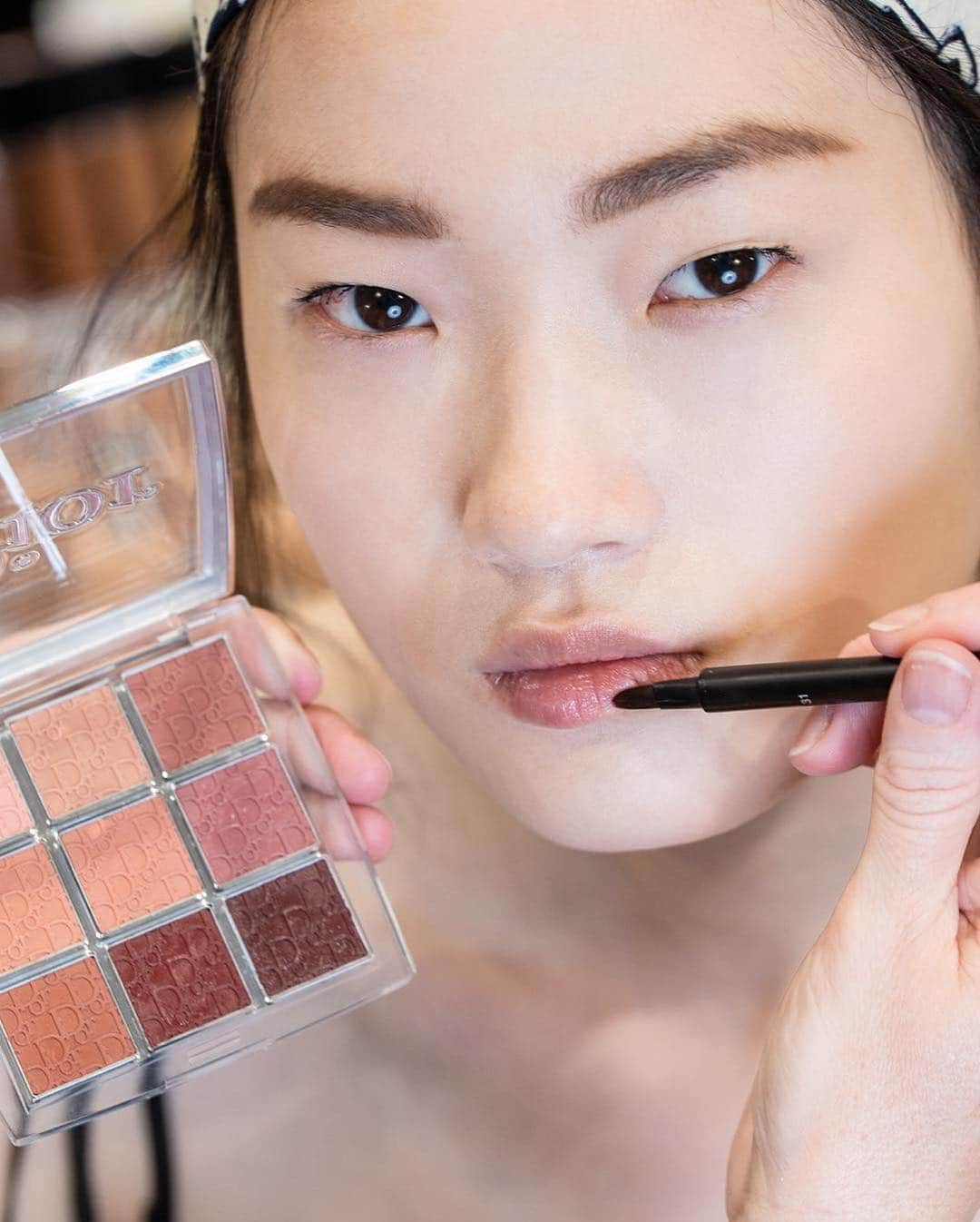 クリスチャンディオールさんのインスタグラム写真 - (クリスチャンディオールInstagram)「Radiant beauty & natural glow! Get the look of the Dior Cruise 2020 show with @diormakeup Backstage products! • DIOR BACKSTAGE FACE & BODY PRIMER 001 Universal - COMING SOON DIOR BACKSTAGE FACE & BODY FOUNDATION DIORSHOW ICONIC OVERCURL WATERPROOF 090 Over Black DIORSHOW PUMP’N’BROW DIORSHOW BROW STYLER DIOR BACKSTAGE EYE PALETTE 003 Amber Neutrals DIOR BACKSTAGE LIP PALETTE 001 Universal Neutrals DIOR LIP MAXIMIZER • #diorbackstage #diorshow #diorlipmaximizer #diormakeup #diorcruise #diorcommonground」5月6日 5時03分 - dior