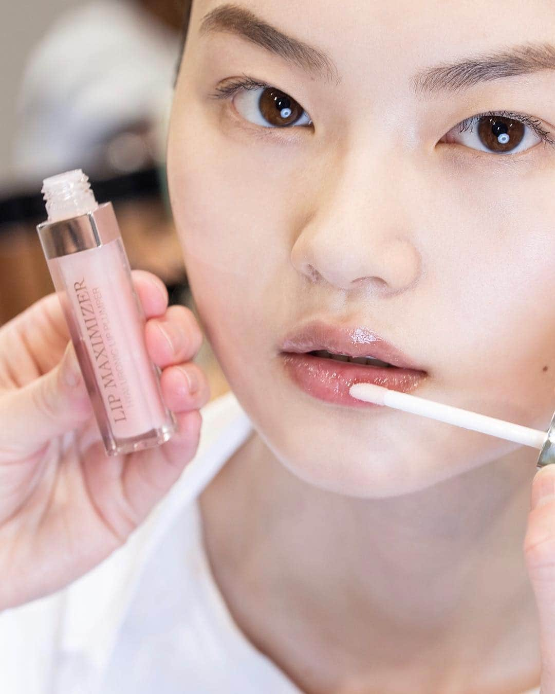 クリスチャンディオールさんのインスタグラム写真 - (クリスチャンディオールInstagram)「Radiant beauty & natural glow! Get the look of the Dior Cruise 2020 show with @diormakeup Backstage products! • DIOR BACKSTAGE FACE & BODY PRIMER 001 Universal - COMING SOON DIOR BACKSTAGE FACE & BODY FOUNDATION DIORSHOW ICONIC OVERCURL WATERPROOF 090 Over Black DIORSHOW PUMP’N’BROW DIORSHOW BROW STYLER DIOR BACKSTAGE EYE PALETTE 003 Amber Neutrals DIOR BACKSTAGE LIP PALETTE 001 Universal Neutrals DIOR LIP MAXIMIZER • #diorbackstage #diorshow #diorlipmaximizer #diormakeup #diorcruise #diorcommonground」5月6日 5時03分 - dior