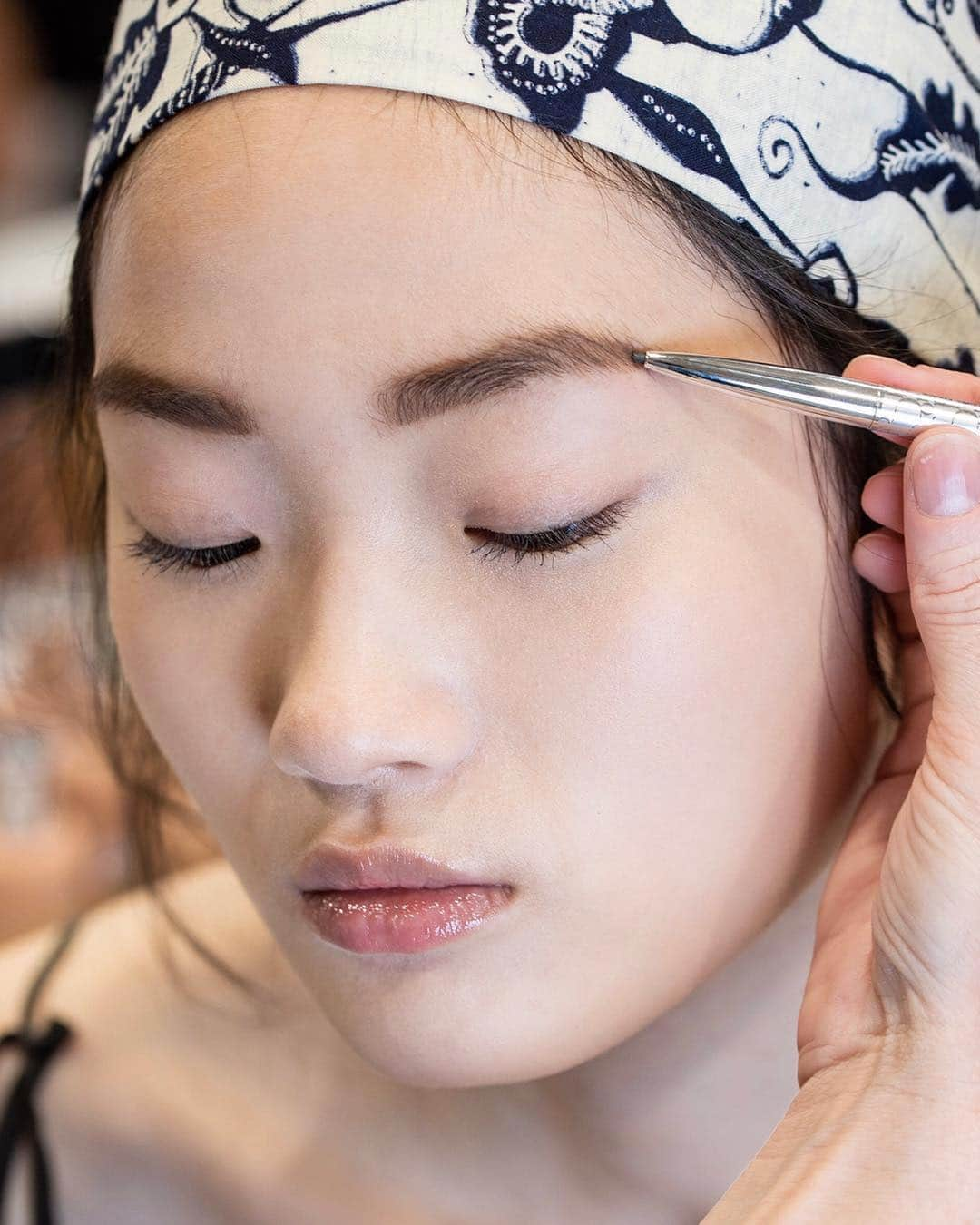 クリスチャンディオールさんのインスタグラム写真 - (クリスチャンディオールInstagram)「Radiant beauty & natural glow! Get the look of the Dior Cruise 2020 show with @diormakeup Backstage products! • DIOR BACKSTAGE FACE & BODY PRIMER 001 Universal - COMING SOON DIOR BACKSTAGE FACE & BODY FOUNDATION DIORSHOW ICONIC OVERCURL WATERPROOF 090 Over Black DIORSHOW PUMP’N’BROW DIORSHOW BROW STYLER DIOR BACKSTAGE EYE PALETTE 003 Amber Neutrals DIOR BACKSTAGE LIP PALETTE 001 Universal Neutrals DIOR LIP MAXIMIZER • #diorbackstage #diorshow #diorlipmaximizer #diormakeup #diorcruise #diorcommonground」5月6日 5時03分 - dior