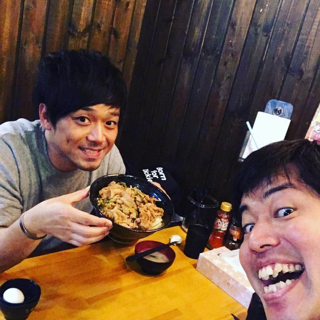 高本剛志さんのインスタグラム写真 - (高本剛志Instagram)「今夜のライブにも遠方から見に来てくれた方々がいて、たくさんの差し入れまで頂きました。 本当に感謝です。 頑張って恩返しします！ 今は後輩にご飯ご馳走するので精一杯！(>_<) #練習艦やまゆき #やまゆきキャップ頂いた！ #北海道土産も！ #KUMADA #中身は好きなものだらけ！」5月5日 23時38分 - takamoto76