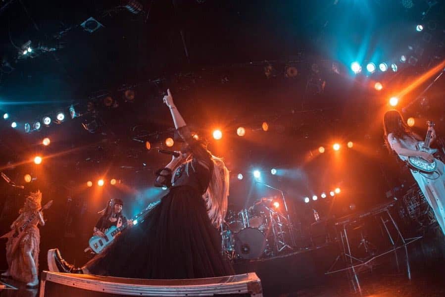 R!Nのインスタグラム：「ツアー6日目、梅田QUATTROでした！ ほんっとに最高のライブでした！  一番後ろまでパンパンで、 煽れば煽るほどに極厚の声で跳ね返ってきて、メンバーのMCでは泣きそうになり…  今までで一番最高のGWライブラッシュでした。Aldiousと出会ったことで知ることができたこの世界、心から感謝しています  一緒に熱くなってくれた皆さん、本当にありがとうございました！！！ 一足先にUターンラッシュに揉まれながら東京に帰ってきました。明日は1ヶ月以上ぶりのR!Nソロでのライブです。  Aldiousツアーは5/25の山梨までお休みになりますが、それまではSAKIさんが熱く熱く盛り上げてくれます！しばしの間さらばじゃ🤘  #エクステアレンジ #エクステ #aldious #Toyama #tour #tour2019 #gal  #あるじゃんすー #RIN #Gemie #メイク好き #音楽 #singer #vocalist #tokyo #Evoke #Tour #ツアー #金髪 #blonde #instagood #followｍe #music #派手髪 #ロング #longhair #hair #梅田クアトロ #japan #大阪 #osaka」