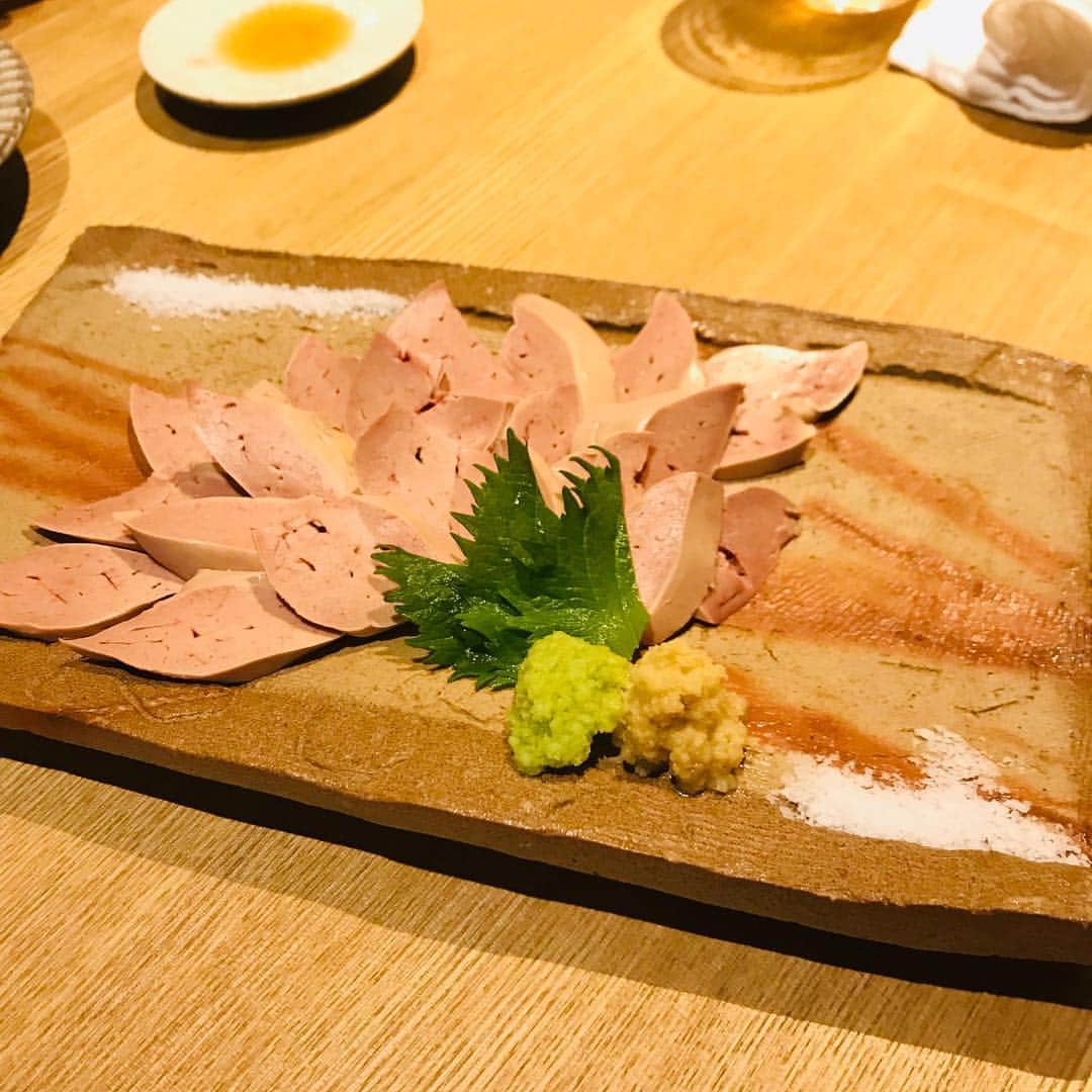 宮本美季のインスタグラム：「博多グルメ。まず楽屋の用意して頂いたお弁当のテンション上がり、その後連れて行ってもらった予約取るのも困難な焼き鳥屋は、おそらく過去1、2位を争う絶品さでした、、、 思い出しただけでよだれ出る😌」