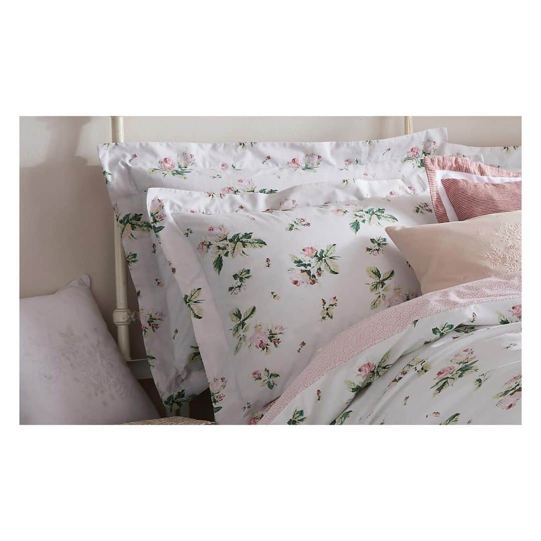キャベジズ&ローゼズのインスタグラム：「To sleep, perchance to dream 💖Our charming bedding is back in stock! We have a beautiful array of floral duvets, pillows, quilts and more online and in-store #interiors #bedding #luxurybedding #duvetcover #pillowcases #floralbedding #homedesignideas #vintageinspired #cabbagesandroses #cabbagesandroseslifestyle @christina_strutt @cabbagesandroses_shop 👆Link In Bio👆」