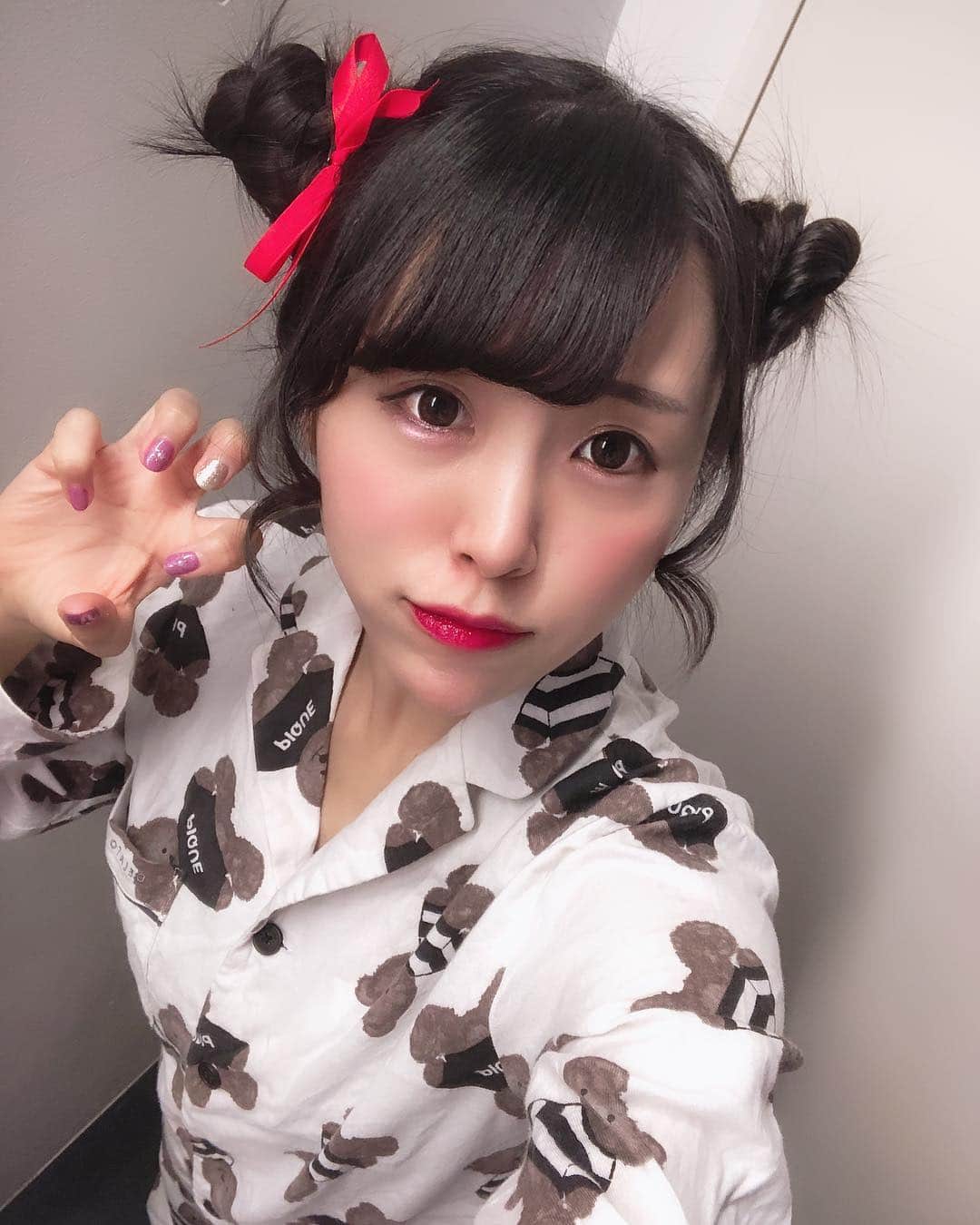 のインスタグラム：「おやくま🐻 . . 夕寝？早寝？して起きちゃったやーつ🙃 #おはくま . . #おやすみ #goodnight #🌙 #おやくま #日々の出会いに感謝 #バクステ外神田一丁目 #いっちょめ #熊本美和 #miwakumamoto  #アイドル #idol #일본 #아이돌 #アイドルボウラー #Pリーガー #プロボウラーになりたい #instagood #followme #kawaii #makeup #beauty #黒髪 #パジャマ #共犯者 #ライブ #ニコニコ本社 #クマちゃん #ジェラピケ #すきぴ」