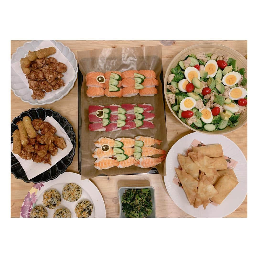 辻希美さんのインスタグラム写真 - (辻希美Instagram)「子どもの日ご飯🎏💕✨" #5月5日 #子どもの日 #ご飯 #子どもの日ご飯 #子ども達が大好きなお寿司 を #こいのぼり に #🎏💕 #後は #兜のポテト春巻き」5月5日 23時48分 - tsujinozomi_official