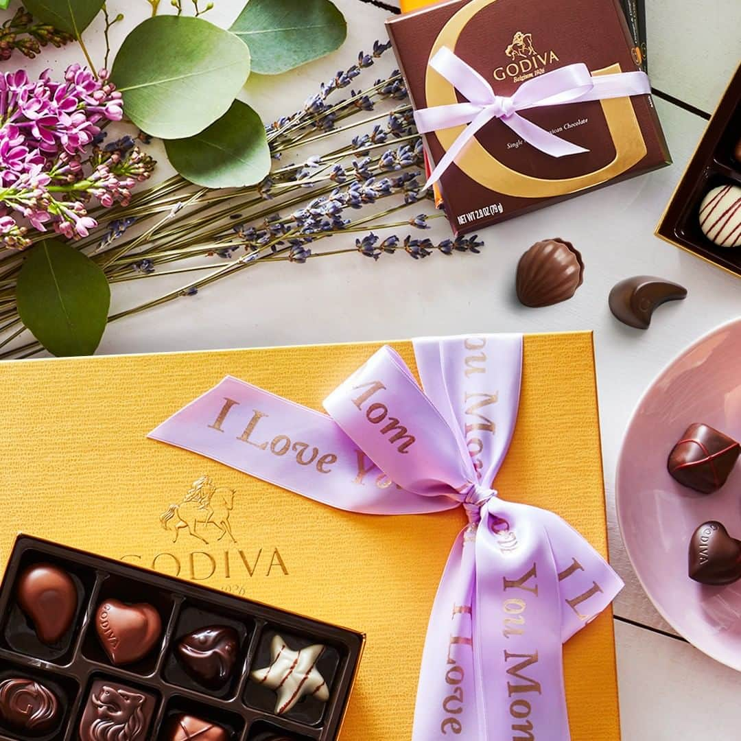 GODIVAさんのインスタグラム写真 - (GODIVAInstagram)「Give a little love (and chocolate) this Mother's Day! 💕」5月5日 23時56分 - godiva