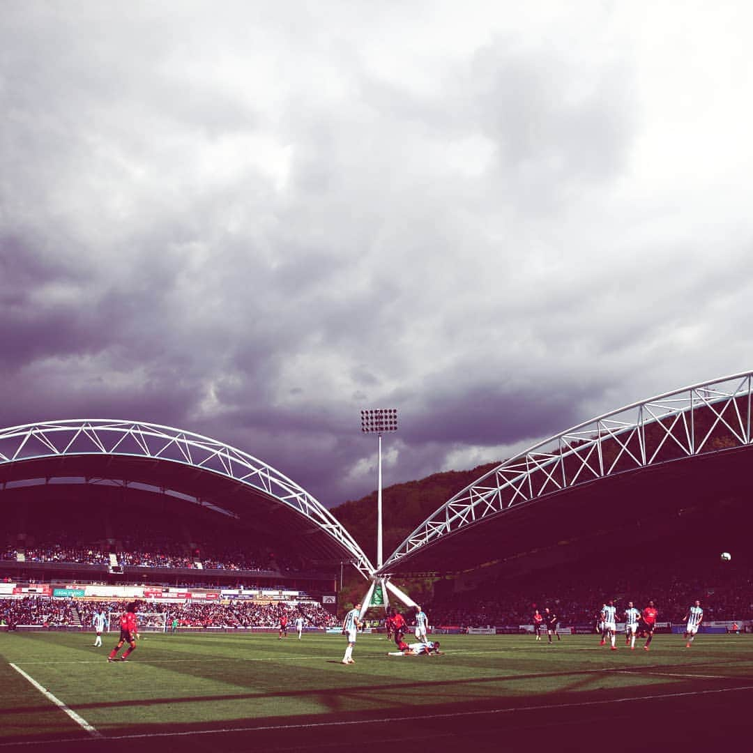 プレミアリーグさんのインスタグラム写真 - (プレミアリーグInstagram)「Huddersfield sign off at home in the #PL with a draw against Manchester United -  ending the visitors' top 4 hopes in the process #htafc #mufc #ManUtd」5月5日 23時58分 - premierleague