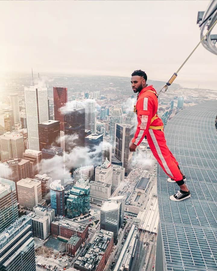 のインスタグラム：「Up here tryna see who’s house I’m going to for Cinco DeMayo 🤣 What you doing to celebrate? #DeruloDoesIt #CincoDemayo #cntower #edgewalk #toronto #canada」