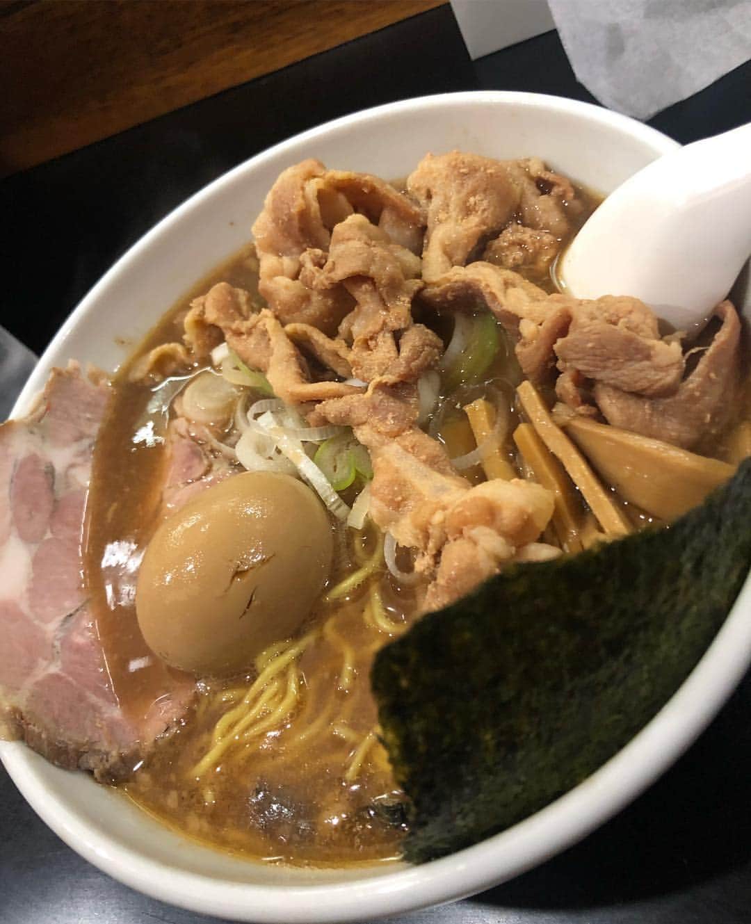 東あずささんのインスタグラム写真 - (東あずさInstagram)「あずさの『家元は今日も元気でホッとしたよ』チャンネル🍜  今回はエッジの効いたラーメン屋「一条流がんこラーメン総本家」に行ってきました。毎回おっさん達に紛れて2時間くらい並びますが今日はなんと30分で入れたよ。ラッキー🤞 がんこは白い粉（化学調味料）は一切使ってません。 天然素材の旨味と家元&ママの愛で作られています😧💕 今回も家元の気合いの入った湯切りとママとのコンビネーションも見れて幸せ☺️✨ 家からホカホカのご飯を持参して『ワタリガニスペシャル』頂きました！家元、ママありがとうございました！🙇‍♀️❤️ ────────────────── #一条流がんこラーメン総本家 #四谷三丁目#家元は今日も元気#ラーメン#麺スタグラム #らーめん#ramen #うまい#美味しい#ラーメンスタイル #人気店#行列#グルメ#東京グルメ#グルメ女子 #グルメ好きな人と繋がりたい#食テロ #YEEZYBOOST #yeezyboost350v2clay」5月6日 0時04分 - azuma.azusa