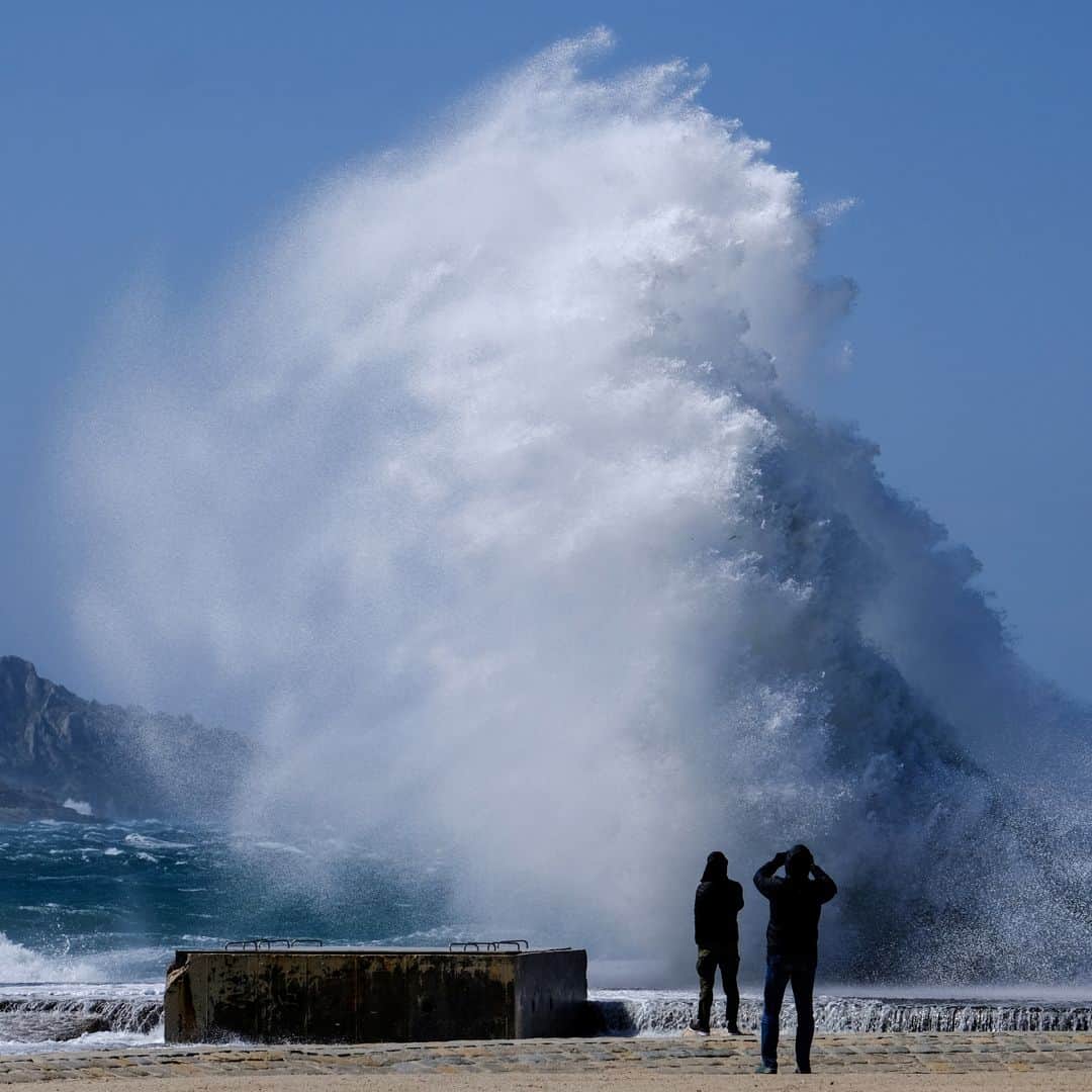AFP通信さんのインスタグラム写真 - (AFP通信Instagram)「AFP Photo 📷 @borishorvatmarseille - People watch heavy waves hiting the shore at the Plage du David beach in downtown Marseille, as storm Eleanor hits southern parts of France on May 5, 2019.#waves #nature #sea」5月6日 0時05分 - afpphoto