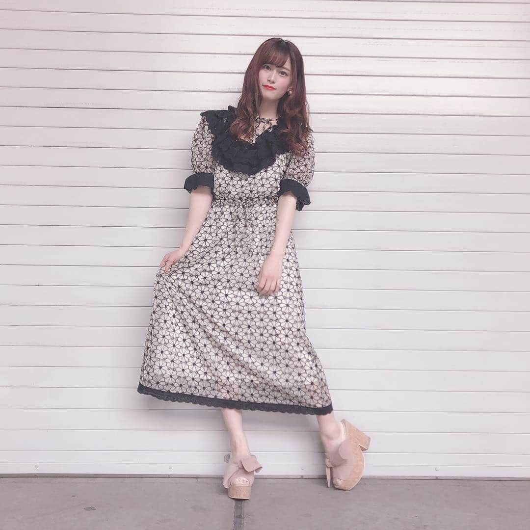 田北香世子さんのインスタグラム写真 - (田北香世子Instagram)「今日の私服👗 また花柄ワンピース🌸🤭 襟元のボリュームと落ち着いた色味が可愛い〜🥰 子供の日だから子供っぽいことしたくてあかちゃんマン食べた！！！」5月6日 0時06分 - kayoko_takita