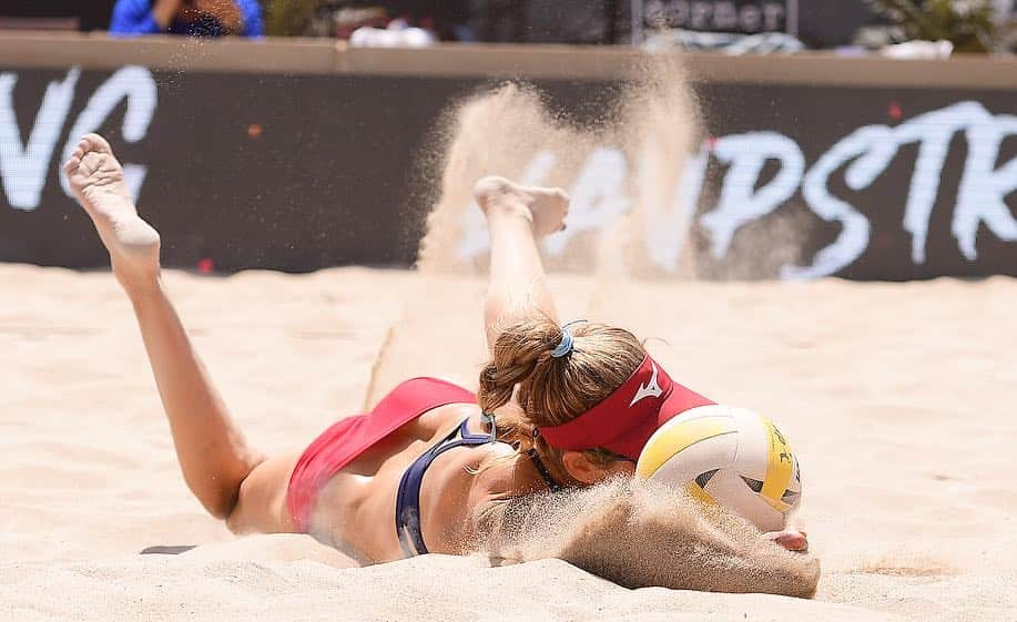 エイプリル・ロスさんのインスタグラム写真 - (エイプリル・ロスInstagram)「Ready to get dirty today! It’s Championship Sunday at the AVP and Team Hugs is here for it!!🤗 ⠀⠀ If you can’t watch in person, you can catch it all LIVE on Amazon Prime!🙌🏼 ⠀⠀ 📸: @shoot802 🔥」5月6日 0時06分 - aprilrossbeach