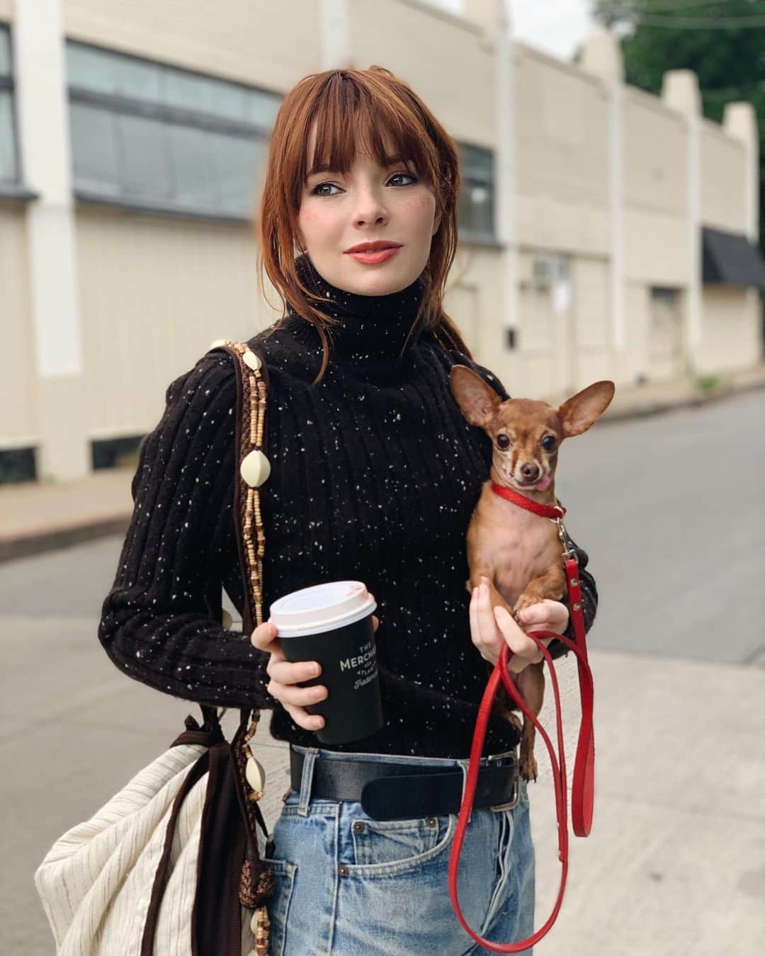 ジェーン・アルドリッジのインスタグラム：「Suns out, tongues out! We like to take Jimmy out on errands with us because he comes home and acts like he’s a big deal afterward to our other pets 😂❤️」