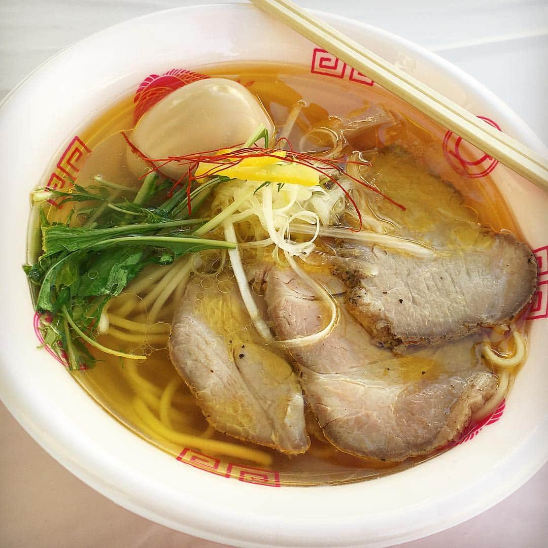 渡邉ひかるのインスタグラム：「麺処 ぐり虎 鶏塩ラーメン 800円 (ラーメン女子博2019 in 静岡) ・ ・ ・ ・ ・ ・ ラーメン女子博2019での1店舗。 麺処ほん田、麺屋翔で修行を積んだことで有名なお店。 今回は、岡山からの出店ということで、なかなか行くことが難しい場所でもあるので、こうしてイベントで食べることが出来ると嬉しいですよね。 軍鶏、若丸鶏、親ガラ、もみじから、しっかり出汁を取った旨味成分抜群の塩ラーメン。 見た目が綺麗な透き通った清湯スープ。 水菜、しらネギ、真空低音調理した香ばしいチャーシュー、香りづけに柚子。 トッピングでブランデーとたまり醤油で漬けたという珍しい味玉も。 味は、燻製されたような、ブランデーの芳醇な香りと卵の甘さが相まって◎。 女性も好きそうな上品な一杯でした♪ 岡山県に行った際には、ぜひ。 ・ ・ ・ ・ ・ ・ 営業時間⏰ 11:00~14:30 17:30~21:00 ・ 定休日💤 不定休 ・ ・ ・ ・ ・ ・ ・ #静岡県 #岡山県 #ぐり虎  #ラーメン大好き渡邉さん #ラーメン #渡邉ひかる #ひかるの食卓 #ラーメン女子 #麺スタグラム #ラーメン部 #鶏塩ラーメン #ラーメン女子博2019 #青葉シンボルロード #清湯スープ #ramen #noodle #noodles #japanesefood #foodstagram #okayama #shizuoka #ramengirlsfes #guriko」