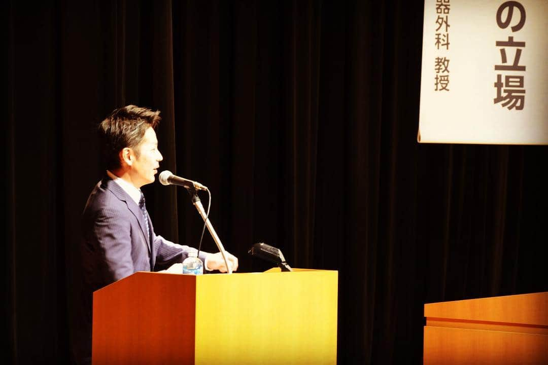 清水健さんのインスタグラム写真 - (清水健Instagram)「【司会】 家族の立場として #司会進行  毎回、反省点が多い。  皆様の心を少しでも、 先生方からお聞きしたい。  第119回  #日本外科学会定期学術集会  ありがとうございました。  こどもの日。 家を出る10分前までぬりえ。 途中で...汗、ごめん。 #清水健 #息子とパパ  子どもたちにとって、 #これからの笑顔 の日々を願う。」5月6日 0時21分 - shimizuken.official