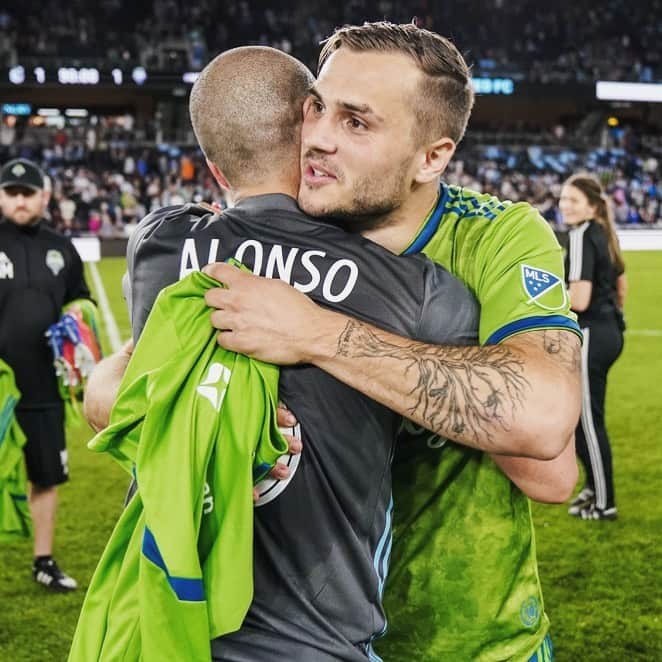 Major League Soccerさんのインスタグラム写真 - (Major League SoccerInstagram)「Just a quick post-match hug with the former @soundersfc captain. 🤗」5月6日 0時13分 - mls