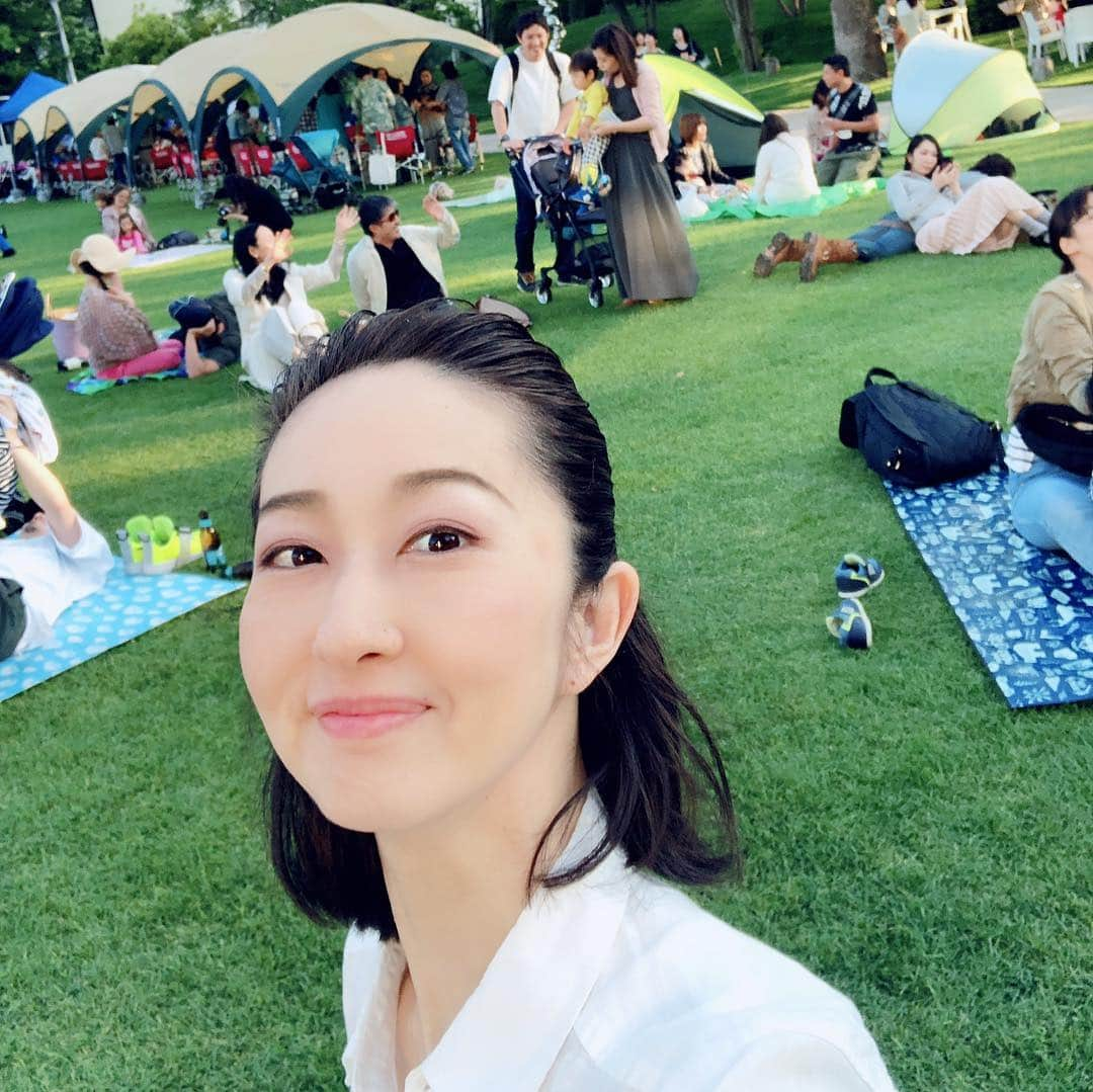 嶺恵斗さんのインスタグラム写真 - (嶺恵斗Instagram)「ハワイを求めて🌺  芝生に座って ウクレレを聴きながら #モチコチキン  と ビールを飲む🍻  最高の一日‼️ #ハワイ #大好き  #ハワイ好きな人と繋がりたい  #イベント#ミッドタウン #至福の時間  #tokyo #midtown #love #hawaii  #bluemoon」5月6日 0時15分 - etsuko__7