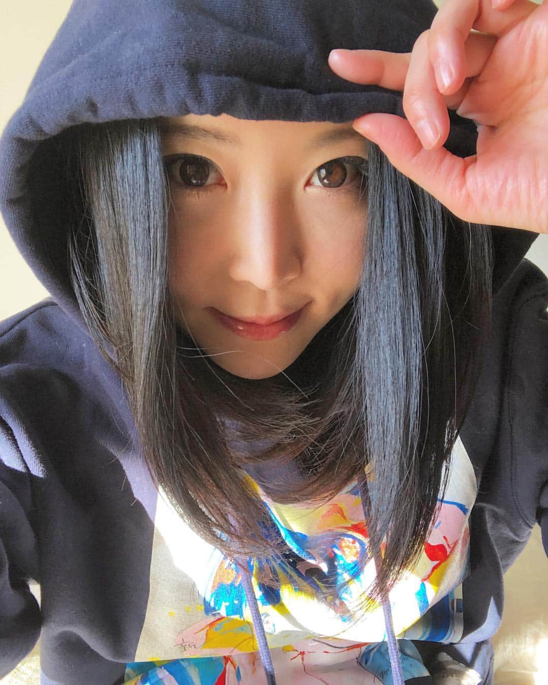 七菜乃さんのインスタグラム写真 - (七菜乃Instagram)「あったかくなるのは嬉しいけど、 このトレーナー着れなくなるの悲しい。 @ai.madonna  愛さんのトレーナー💜」5月6日 0時21分 - nananano.nano