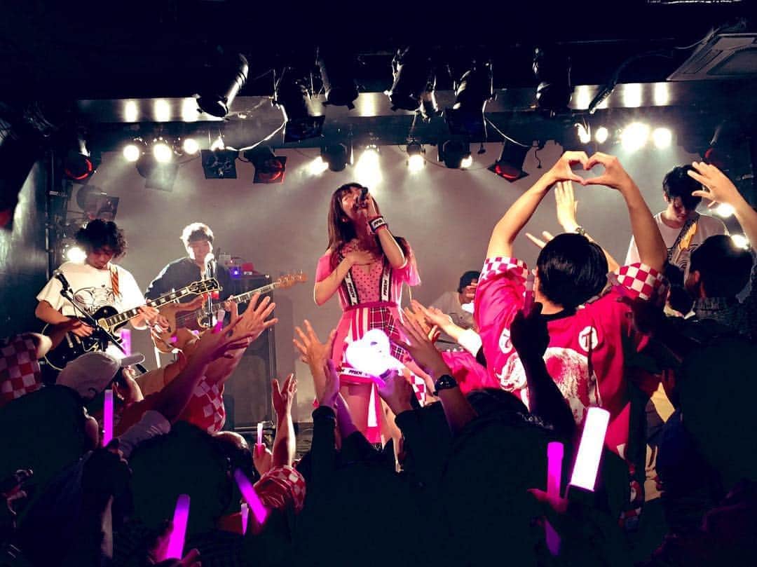 ぱいぱいでか美のインスタグラム：「5/3で28歳になりました！ 生誕&レコ発楽しかったー！ ꙳ #大生誕体質 #下北沢ERA #ぱいぱいでか美withメガエレファンツ #大恋愛体質 ꙳ 当日お祝いに来てくれた皆々様、 来れなかったけどSNS上などでお祝いの言葉をくれた皆々様、 ほんとにありがとうございました！ 生誕ライブのことを中心にブログ書いたからよかったら読んでね！ (ストーリーから飛べるよ✈︎) ぱいぱいでか美のライブは基本的に撮影自由なので ツイッター上とか友達が送ってくれたやつで素敵な写真がいっぱいありまして せっかくなのでインスタにまとめときまーす！嬉 毎年テンションあがってお誕生日だけダイブする女より。 28歳もがんばりまーす！」