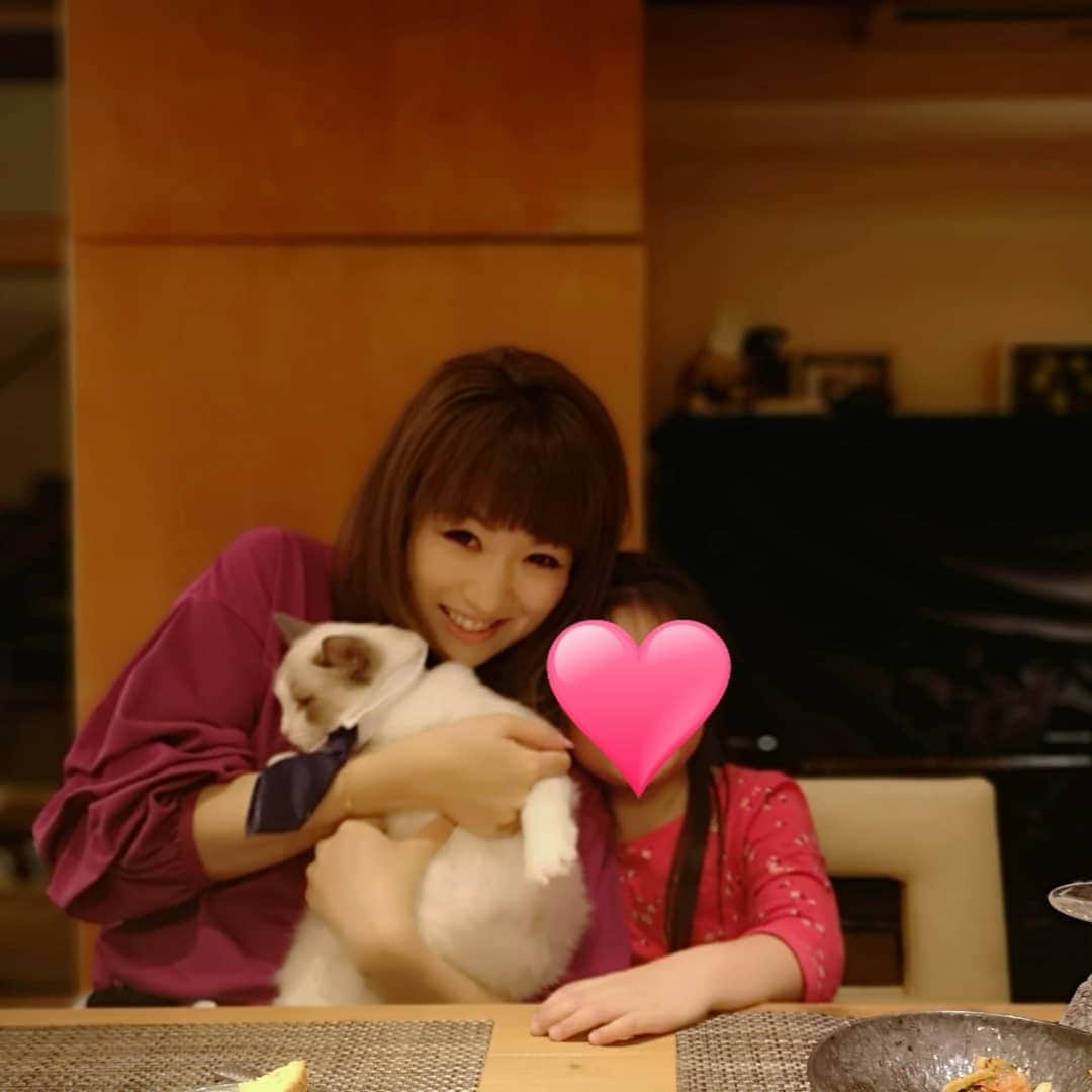 中島彩さんのインスタグラム写真 - (中島彩Instagram)「お友達宅でのホームパーティーへ❤️ ３家族で楽しい楽しい宴～💕 飲むのが好きなメンバーだったのでお酒も進む進む～😚 言葉たちもたくさん遊ばせてもらって、楽しそうでした😍  #ホームパーティー　#ワイン会　#お友達宅　#幼稚園ママ友 #家族ぐるみ」5月6日 0時29分 - aya.n.aya