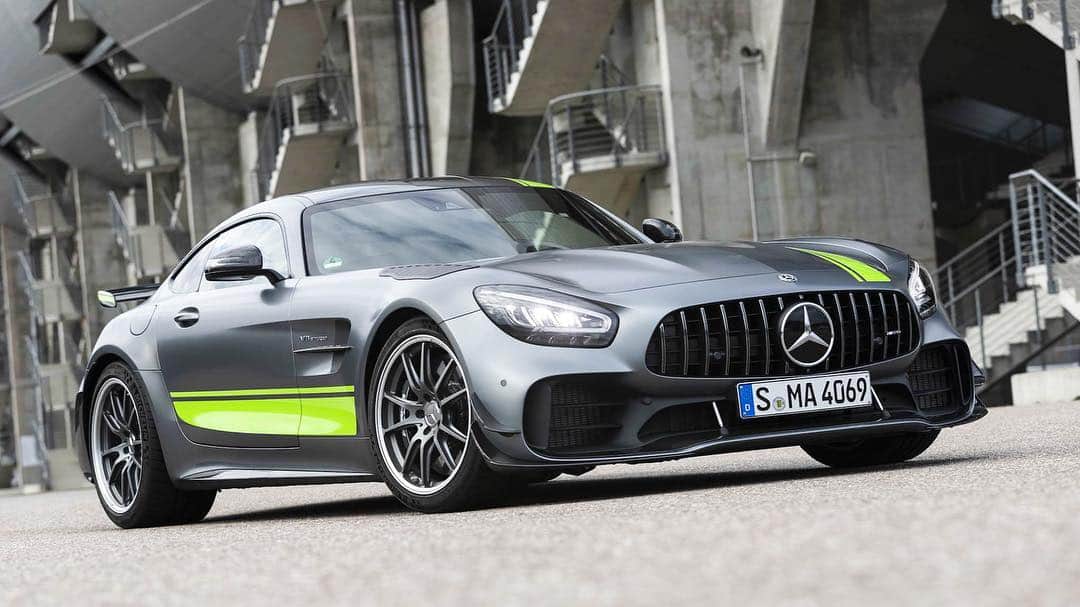 MERCEDES AMG PETRONASさんのインスタグラム写真 - (MERCEDES AMG PETRONASInstagram)「You get to do one lap of any circuit in the world with the new, limited @mercedesamg GT R PRO. Which track do you choose and why? 🤔 [Mercedes-AMG GT R RO | Kraftstoffverbrauch kombiniert: 12,4 l/100 km | CO₂-Emissionen kombiniert: 284 g/km |mb4.me/RechtlicherHinweis] • #F1 #Formula1 #Mercedes #MercedesAMGF1 #MercedesAMG #PETRONASmotorsports」5月6日 0時30分 - mercedesamgf1