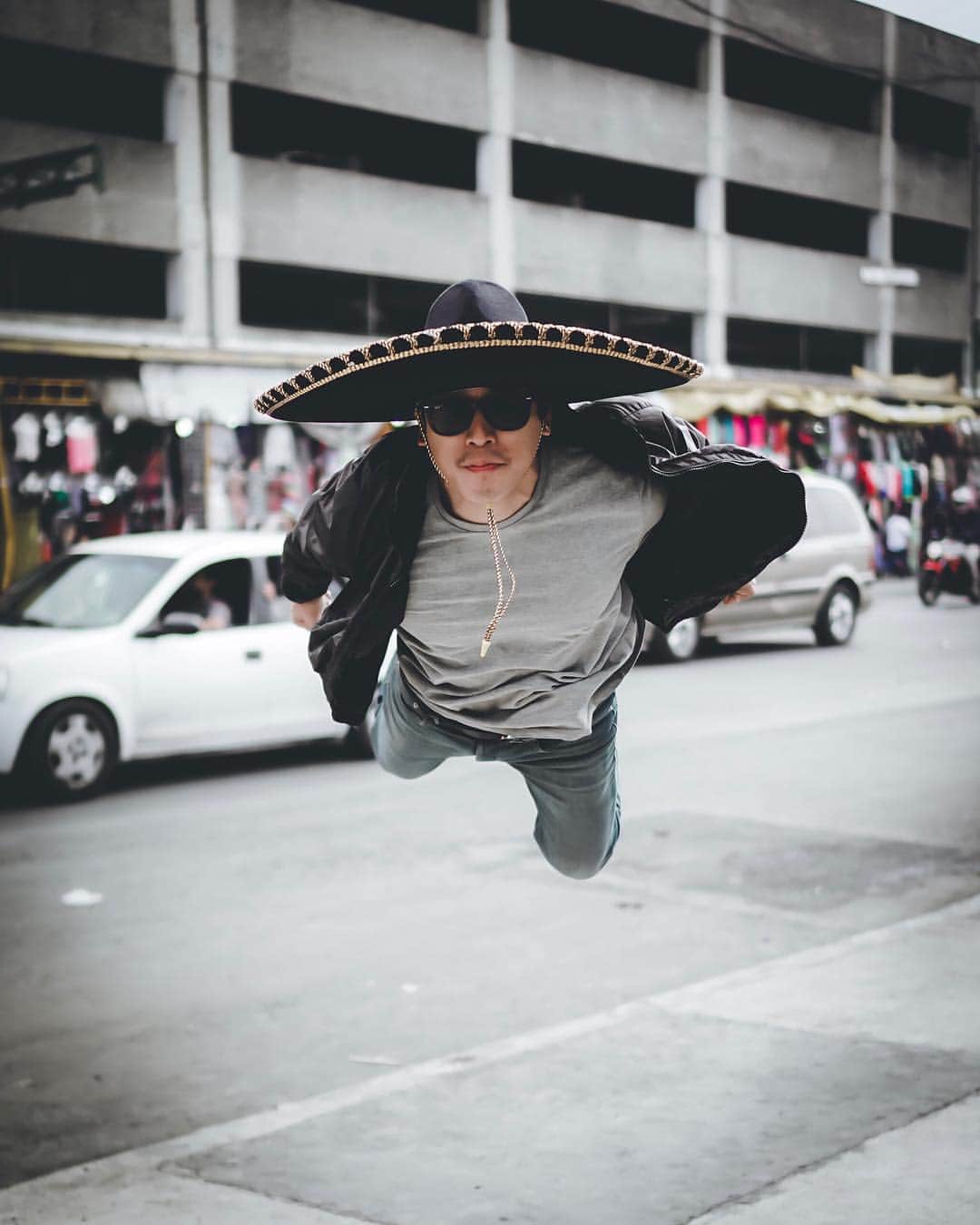 RJ Punoさんのインスタグラム写真 - (RJ PunoInstagram)「Cinco de Mayo.  #FreezeofTheDay captured by @nickngobangerz  Funny thing is they don’t celebrate Cinco de Mayo in Mexico. Tepito is one of the craziest places I’ve been to in Mexico City. The best micheladas I’ve ever had!」5月6日 0時22分 - rockadeezy