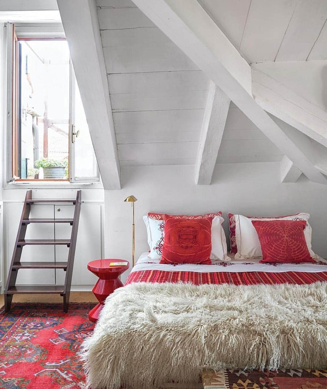 ELLE DECORさんのインスタグラム写真 - (ELLE DECORInstagram)「The perfect spot to snooze. The guest room of a Venice home owned by jeweler @antoniamiletto features white walls, red accents, and an abundance of Italian sunlight to keep guests cozy. The bed is topped with vibrant Fedora Design pillows, and the rug is Persian. Click the link in bio for the full tour, as featured in our May 2019 issue. Photography by James Merrel」5月6日 0時25分 - elledecor