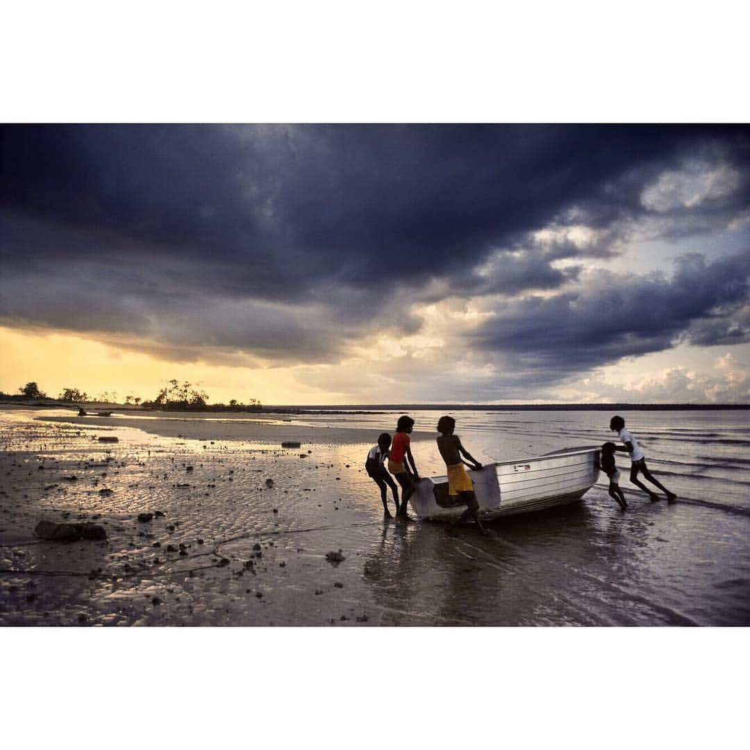 スティーブ・マカリーさんのインスタグラム写真 - (スティーブ・マカリーInstagram)「"At the beach, life is different. Time doesn't move hour to hour but mood to moment. We live by the currents, plan by the tides and follow the sun." -Sandy Gingras 1st image: Rio de Janeiro, #Brazil, 2012. 2nd image: Laugh Club, Juhu beach, #Mumbai, #India, 1996. 3rd image: #Maningrida, #Australia, 1984. 4th image: #Mumbai, #India, 1993. 5th image: #DominicanRepublic, 2017. 6th image: Boryeong Mud Festival, #SouthKorea, 2007.」5月6日 0時27分 - stevemccurryofficial