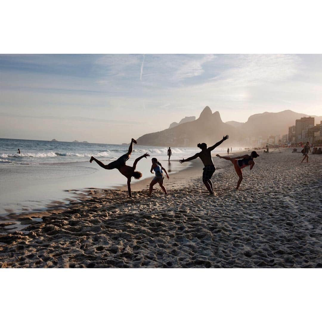 スティーブ・マカリーさんのインスタグラム写真 - (スティーブ・マカリーInstagram)「"At the beach, life is different. Time doesn't move hour to hour but mood to moment. We live by the currents, plan by the tides and follow the sun." -Sandy Gingras 1st image: Rio de Janeiro, #Brazil, 2012. 2nd image: Laugh Club, Juhu beach, #Mumbai, #India, 1996. 3rd image: #Maningrida, #Australia, 1984. 4th image: #Mumbai, #India, 1993. 5th image: #DominicanRepublic, 2017. 6th image: Boryeong Mud Festival, #SouthKorea, 2007.」5月6日 0時27分 - stevemccurryofficial