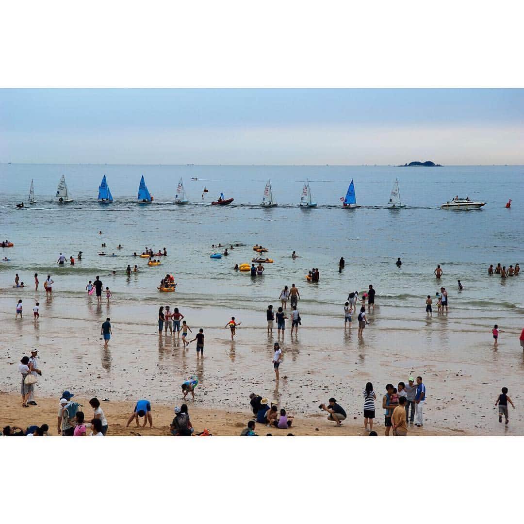 スティーブ・マカリーさんのインスタグラム写真 - (スティーブ・マカリーInstagram)「"At the beach, life is different. Time doesn't move hour to hour but mood to moment. We live by the currents, plan by the tides and follow the sun." -Sandy Gingras 1st image: Rio de Janeiro, #Brazil, 2012. 2nd image: Laugh Club, Juhu beach, #Mumbai, #India, 1996. 3rd image: #Maningrida, #Australia, 1984. 4th image: #Mumbai, #India, 1993. 5th image: #DominicanRepublic, 2017. 6th image: Boryeong Mud Festival, #SouthKorea, 2007.」5月6日 0時27分 - stevemccurryofficial