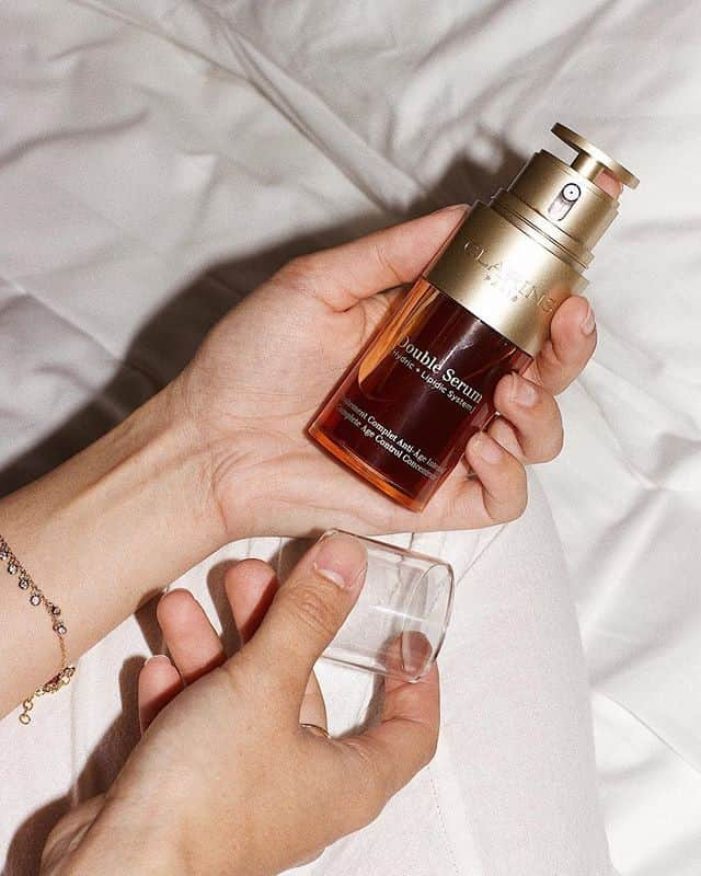 Clarins Franceさんのインスタグラム写真 - (Clarins FranceInstagram)「« En seulement quelques jours, ma peau est plus lisse, plus rebondie ». Notre Double Serum a convaincu @nikki.cruz !  Et vous, vous commencez quand ? 😉 . #clarins #monsoinclarins #DoubleSerum」5月6日 0時30分 - clarinsfr