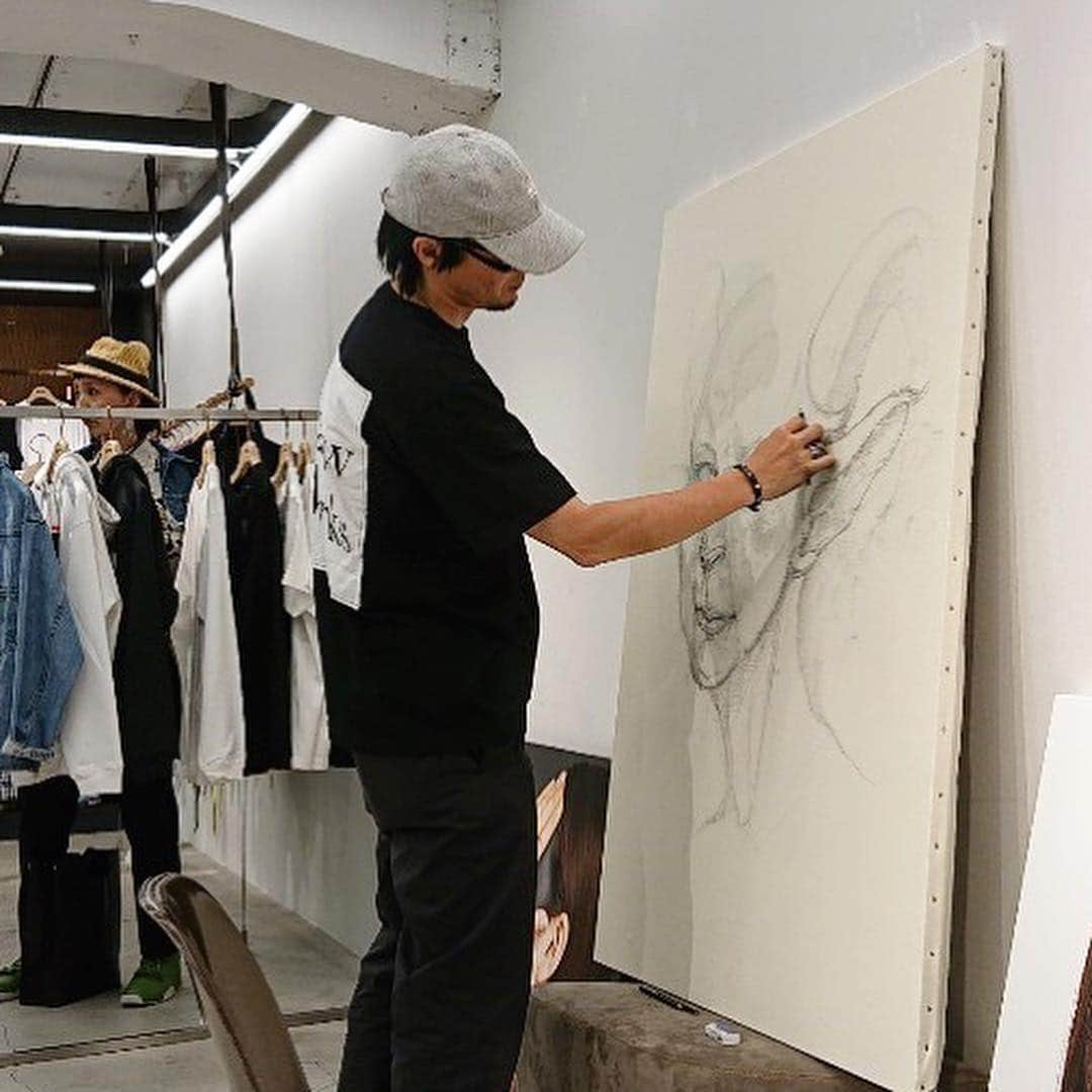 Amazing JIROさんのインスタグラム写真 - (Amazing JIROInstagram)「"WAWW x Amazing JIRO" Thank you for coming to our POP-UP SHOP and seeing my performance. I enjoy to have drawn my art with a pencil tonight. Please come to our shop anytime! You can check out the new artwork and new collection. http://www.waww.jp/ ■Venue/会場: Styles DAIKANYAMA. 1F Maison Daikanyama 11-8 Sarugaku-cho Shibuya-ku Tokyo 東京都渋谷区猿楽町11-8 メゾン代官山1F https://calif.cc/brand/styles/shoplist/ .  #waww #wawwtokyo #amazing_jiro #styles #stylesdaikanyama #styles_tokyo #collaboration #fashion #streetwear #streetstyle #urbanstyle #art #artwork #popup #popupshop #goldenweek #tokyo #pencilart #dessin #horned #perfomance #スタイルス #コラボ #コレクション #ファッション #ストリート #アパレル #アート #ゴールデンウィーク #GW」5月6日 0時30分 - amazing_jiro