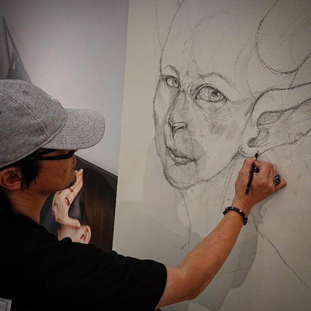 Amazing JIROさんのインスタグラム写真 - (Amazing JIROInstagram)「"WAWW x Amazing JIRO" Thank you for coming to our POP-UP SHOP and seeing my performance. I enjoy to have drawn my art with a pencil tonight. Please come to our shop anytime! You can check out the new artwork and new collection. http://www.waww.jp/ ■Venue/会場: Styles DAIKANYAMA. 1F Maison Daikanyama 11-8 Sarugaku-cho Shibuya-ku Tokyo 東京都渋谷区猿楽町11-8 メゾン代官山1F https://calif.cc/brand/styles/shoplist/ .  #waww #wawwtokyo #amazing_jiro #styles #stylesdaikanyama #styles_tokyo #collaboration #fashion #streetwear #streetstyle #urbanstyle #art #artwork #popup #popupshop #goldenweek #tokyo #pencilart #dessin #horned #perfomance #スタイルス #コラボ #コレクション #ファッション #ストリート #アパレル #アート #ゴールデンウィーク #GW」5月6日 0時30分 - amazing_jiro