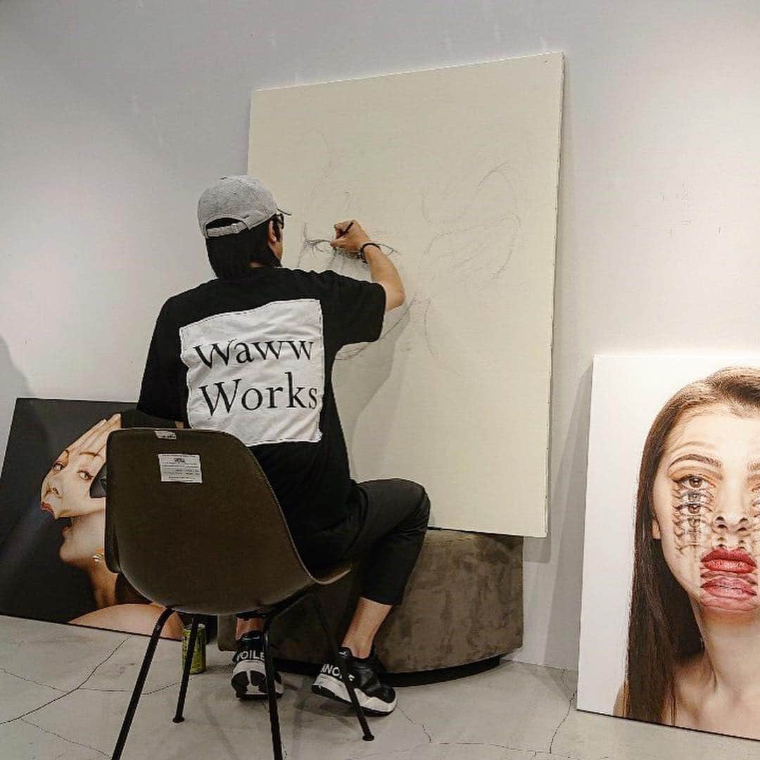 Amazing JIROさんのインスタグラム写真 - (Amazing JIROInstagram)「"WAWW x Amazing JIRO" Thank you for coming to our POP-UP SHOP and seeing my performance. I enjoy to have drawn my art with a pencil tonight. Please come to our shop anytime! You can check out the new artwork and new collection. http://www.waww.jp/ ■Venue/会場: Styles DAIKANYAMA. 1F Maison Daikanyama 11-8 Sarugaku-cho Shibuya-ku Tokyo 東京都渋谷区猿楽町11-8 メゾン代官山1F https://calif.cc/brand/styles/shoplist/ .  #waww #wawwtokyo #amazing_jiro #styles #stylesdaikanyama #styles_tokyo #collaboration #fashion #streetwear #streetstyle #urbanstyle #art #artwork #popup #popupshop #goldenweek #tokyo #pencilart #dessin #horned #perfomance #スタイルス #コラボ #コレクション #ファッション #ストリート #アパレル #アート #ゴールデンウィーク #GW」5月6日 0時30分 - amazing_jiro