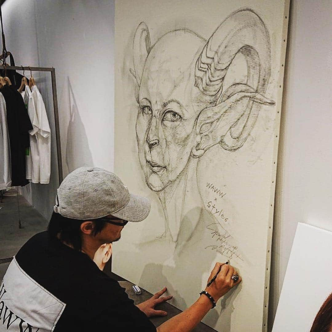 Amazing JIROさんのインスタグラム写真 - (Amazing JIROInstagram)「"WAWW x Amazing JIRO" Thank you for coming to our POP-UP SHOP and seeing my performance. I enjoy to have drawn my art with a pencil tonight. Please come to our shop anytime! You can check out the new artwork and new collection. http://www.waww.jp/ ■Venue/会場: Styles DAIKANYAMA. 1F Maison Daikanyama 11-8 Sarugaku-cho Shibuya-ku Tokyo 東京都渋谷区猿楽町11-8 メゾン代官山1F https://calif.cc/brand/styles/shoplist/ .  #waww #wawwtokyo #amazing_jiro #styles #stylesdaikanyama #styles_tokyo #collaboration #fashion #streetwear #streetstyle #urbanstyle #art #artwork #popup #popupshop #goldenweek #tokyo #pencilart #dessin #horned #perfomance #スタイルス #コラボ #コレクション #ファッション #ストリート #アパレル #アート #ゴールデンウィーク #GW」5月6日 0時30分 - amazing_jiro