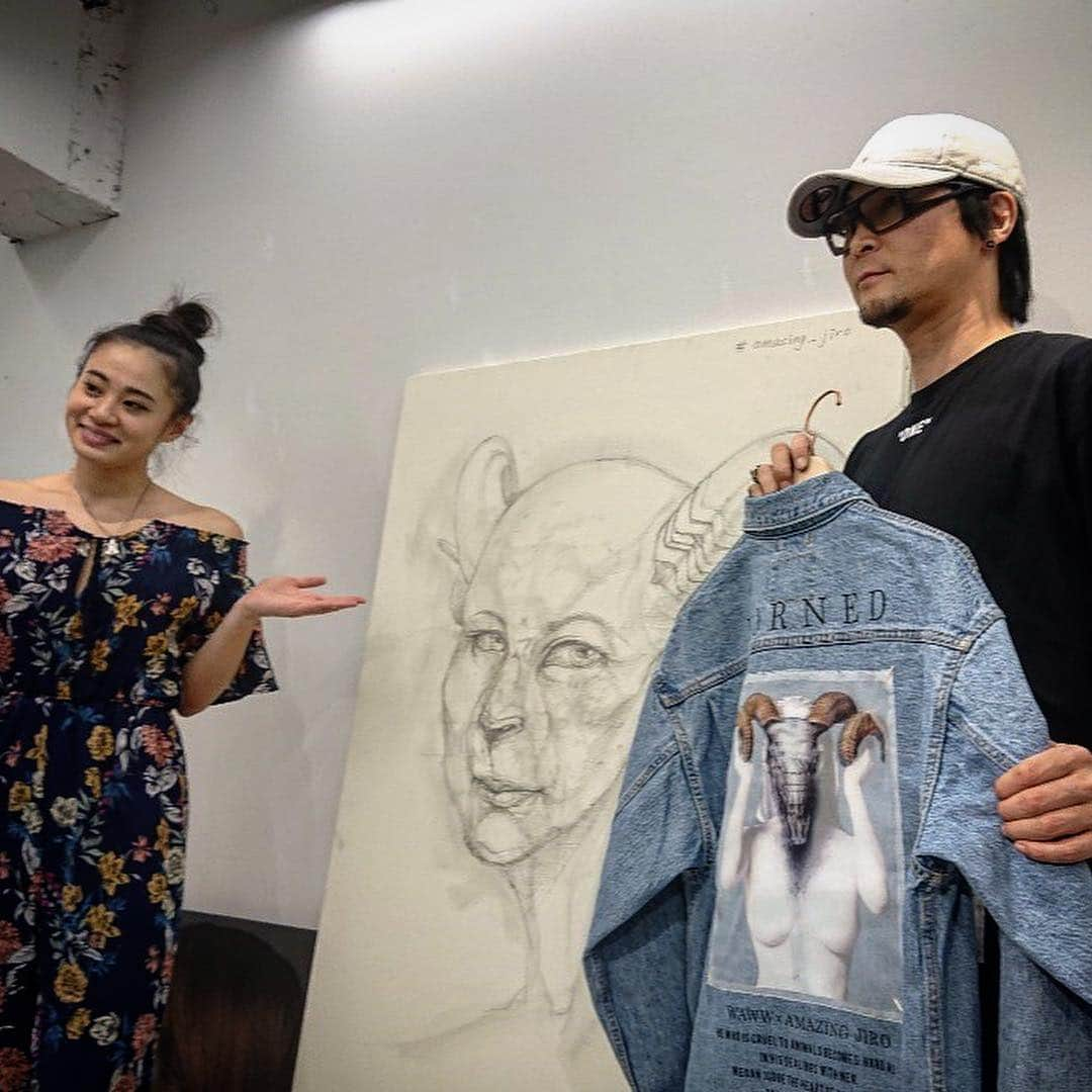 Amazing JIROさんのインスタグラム写真 - (Amazing JIROInstagram)「"WAWW x Amazing JIRO" Thank you for coming to our POP-UP SHOP and seeing my performance. I enjoy to have drawn my art with a pencil tonight. Please come to our shop anytime! You can check out the new artwork and new collection. http://www.waww.jp/ ■Venue/会場: Styles DAIKANYAMA. 1F Maison Daikanyama 11-8 Sarugaku-cho Shibuya-ku Tokyo 東京都渋谷区猿楽町11-8 メゾン代官山1F https://calif.cc/brand/styles/shoplist/ .  #waww #wawwtokyo #amazing_jiro #styles #stylesdaikanyama #styles_tokyo #collaboration #fashion #streetwear #streetstyle #urbanstyle #art #artwork #popup #popupshop #goldenweek #tokyo #pencilart #dessin #horned #perfomance #スタイルス #コラボ #コレクション #ファッション #ストリート #アパレル #アート #ゴールデンウィーク #GW」5月6日 0時30分 - amazing_jiro