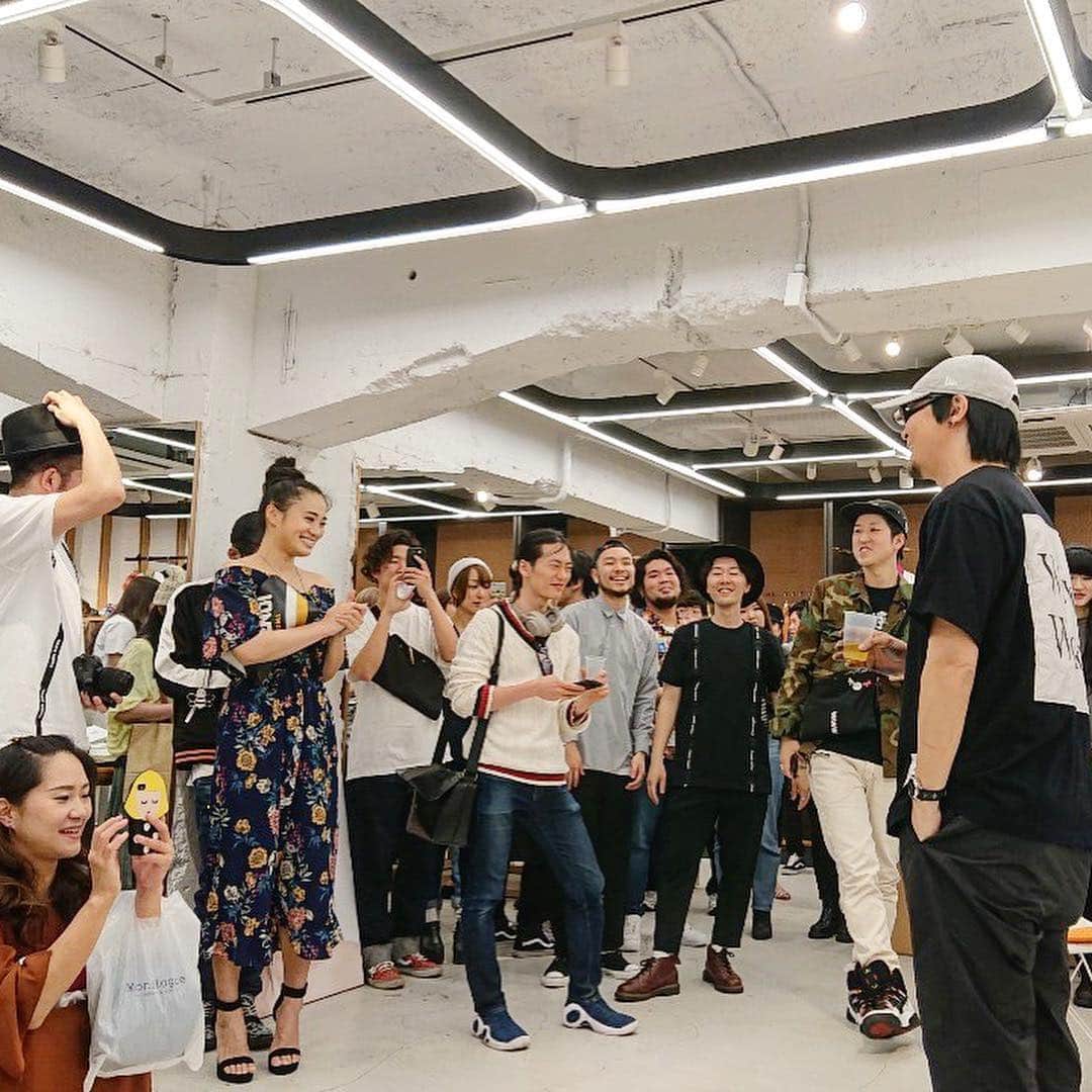 Amazing JIROさんのインスタグラム写真 - (Amazing JIROInstagram)「"WAWW x Amazing JIRO" Thank you for coming to our POP-UP SHOP and seeing my performance. I enjoy to have drawn my art with a pencil tonight. Please come to our shop anytime! You can check out the new artwork and new collection. http://www.waww.jp/ ■Venue/会場: Styles DAIKANYAMA. 1F Maison Daikanyama 11-8 Sarugaku-cho Shibuya-ku Tokyo 東京都渋谷区猿楽町11-8 メゾン代官山1F https://calif.cc/brand/styles/shoplist/ .  #waww #wawwtokyo #amazing_jiro #styles #stylesdaikanyama #styles_tokyo #collaboration #fashion #streetwear #streetstyle #urbanstyle #art #artwork #popup #popupshop #goldenweek #tokyo #pencilart #dessin #horned #perfomance #スタイルス #コラボ #コレクション #ファッション #ストリート #アパレル #アート #ゴールデンウィーク #GW」5月6日 0時30分 - amazing_jiro
