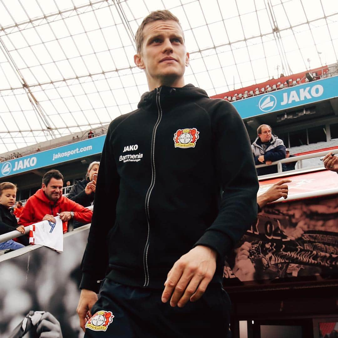 バイエル・レバークーゼンさんのインスタグラム写真 - (バイエル・レバークーゼンInstagram)「Who’s excited for #B04SGE? Our captain is back in the starting eleven! ⚫️🔴💪 But first: some #fanlove. 🙌 #B04SGE #Bundesliga #Bayer04 #Werkself」5月6日 0時31分 - bayer04fussball