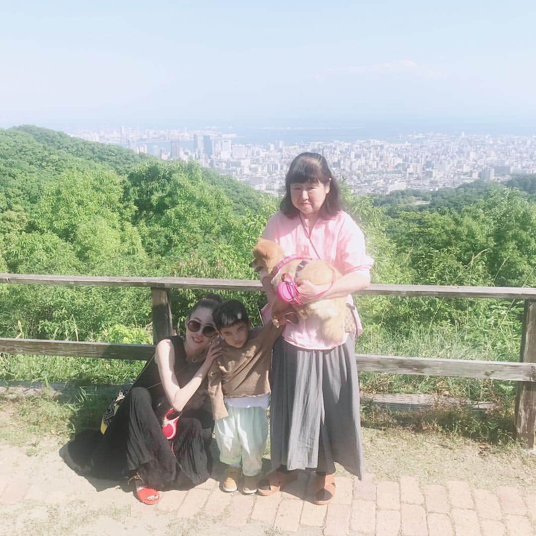 joujouのインスタグラム：「オニオニ🍙の誕生でこどもの日が薄れちゃいましたが、今日は、神戸市北区の風車に ランチをしに、坊とワインを飲むバァバと（運転しないから呑む呑む） バァバのワンちゃんと、ラウ🐕と 「風舎」に行ってきました！！ 最高な天候🌞 思ったより広くのどか〜  #白目むくのがマイブームな坊 #夜のディナーの夜景絶対ステキだろうな❤️ #良い思い出になりました #神戸市北区（地元） #テラス席わんこok #トイプー #ポメラニアン #日焼けケアせな！！ 今すごくテラス良いシーズンだから 行ってみて欲しいなー  子供にも犬にも優しかったよ！！ と言うてる間に仕事始まりまするぅ💦 ゴールデンウィーク過ぎるのが早かったよー！」