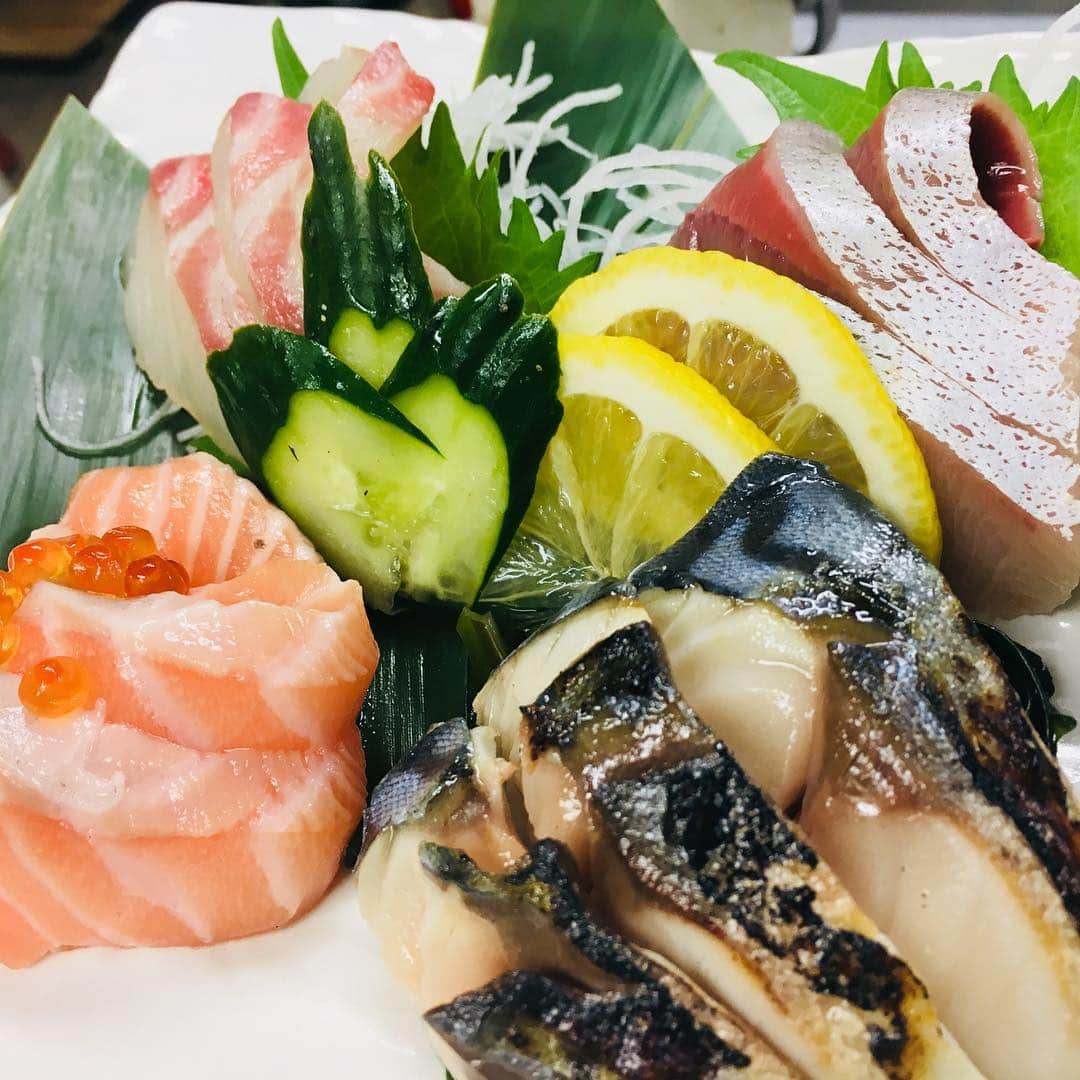 のインスタグラム：「本日も御来店ありがとうございました。  盛り合わせが人気の本日でした🐓  連休も残り僅か、明日は空き多し！  ぜひお問い合わせくださ〜い💓💞 #鶏っく富山#飲み放題#地酒 #地鶏#完全個室#創作居酒屋#宴会#飲み会#予約受付中」