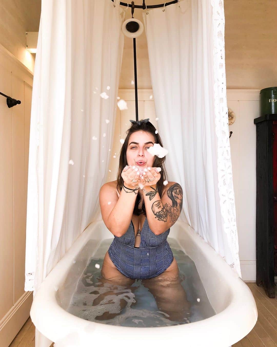 Bruna Unzuetaのインスタグラム：「M o r n i n g 🥽🛁🧼」