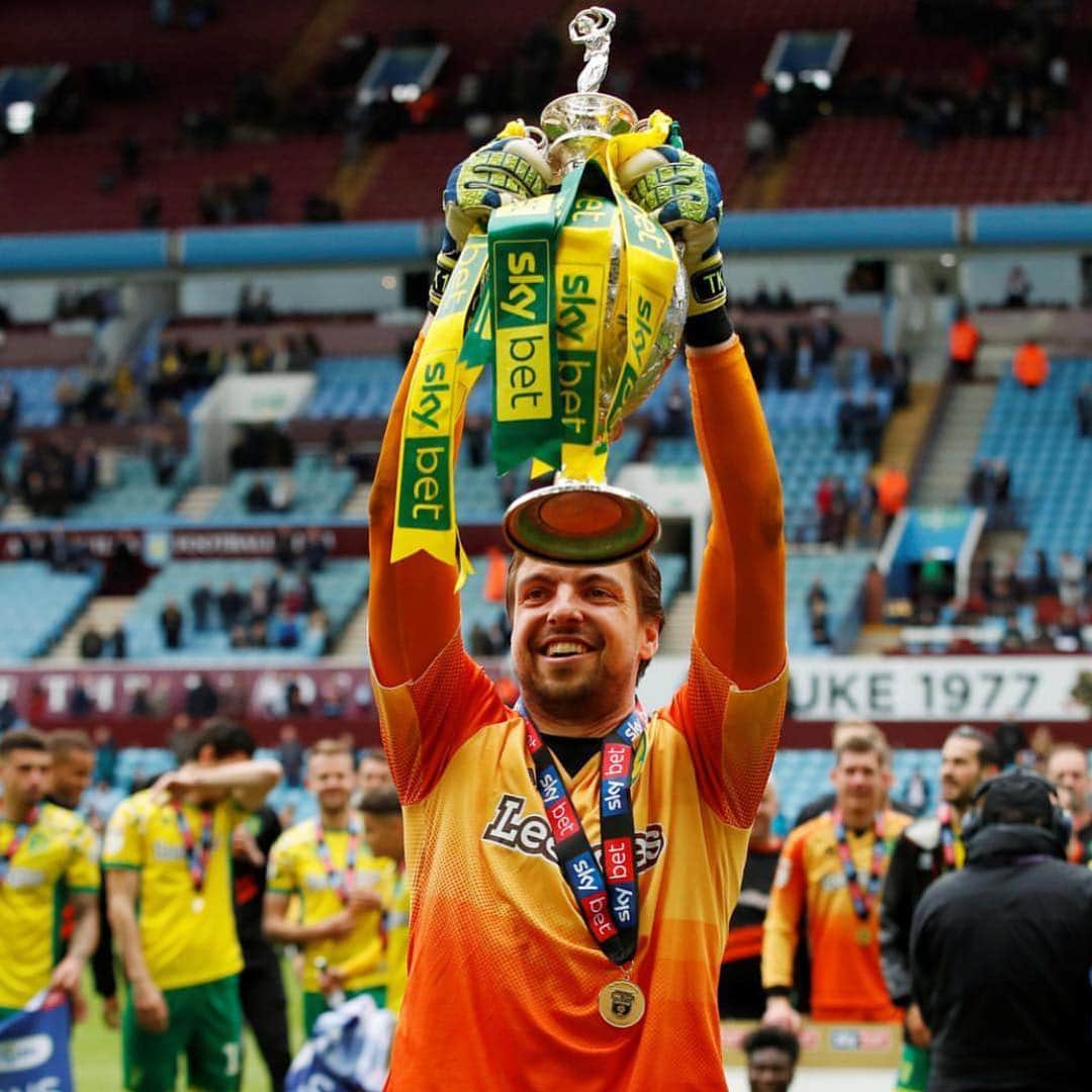 ティム・クルルのインスタグラム：「🏆🥇🔰🥳#ncfc #champions」