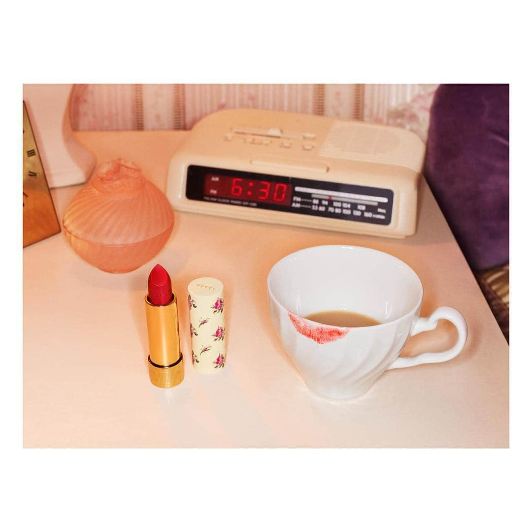 グッチさんのインスタグラム写真 - (グッチInstagram)「The House begins its new @guccibeauty story from the lips with three new lipstick collections by @alessandro_michele with diverse formulations: Rouge à Lèvres Satin with a satin finish, Rouge à Lèvres Voile with a sheer finish, and Baume à Lèvres, a lip balm with a translucent finish. Seen here, Satin and Voile shade number 25* ‘Goldie Red’, Balm shade number 2 ‘No More Orchids’. #GucciBeautyNetwork #AlessandroMichele #GucciBeauty」5月6日 0時43分 - gucci