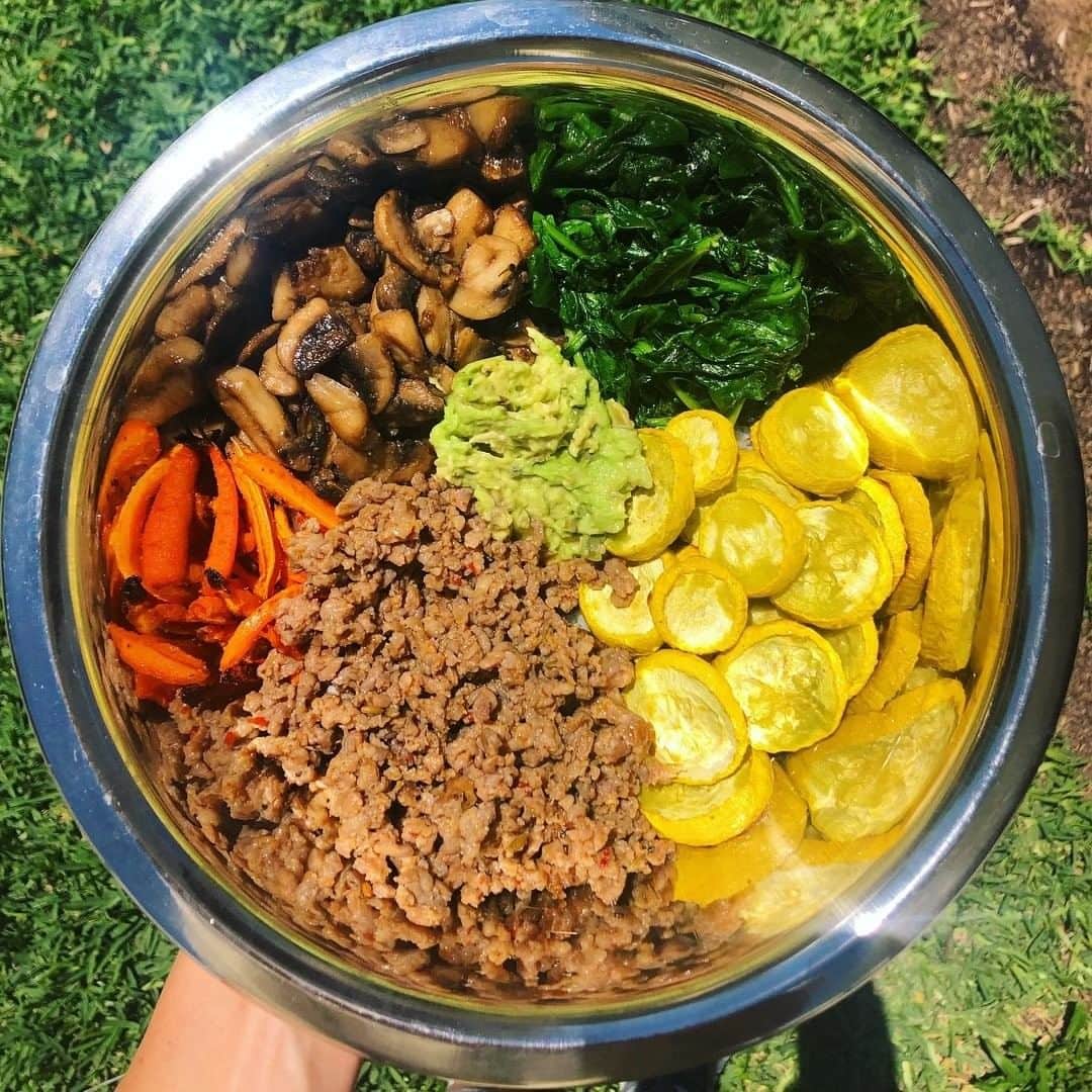 ジョンソンヴィルのインスタグラム：「Happy #CincoDeMayo 🎉🌮 We love a good taco bowl mixed into the menu every now and then. @_simply__satisfying is serving up the looks and eats with this colorful taco bowl. Made with All Natural Fresh Hot Italian Sausage by yours truly. Dig in. ⠀ "eats// johnsonville spicy italian sausage + garlic spinach + pan fried mushrooms + baked carrots + squash + mashed avocado with garlic and paprika + served over rice" via @_simply__satisfying⠀  Product info available at link in bio.」