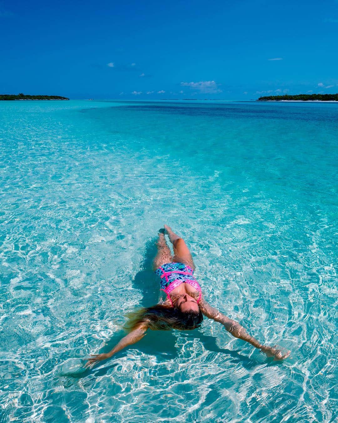 サシャ・カリスのインスタグラム：「I could float here forever.... 💦 Where’s your happy place? ♥️ . . .  #bahamas #travel #travelphotography #travelblogger #vacation #beautifulplaces #lilypulitzer」
